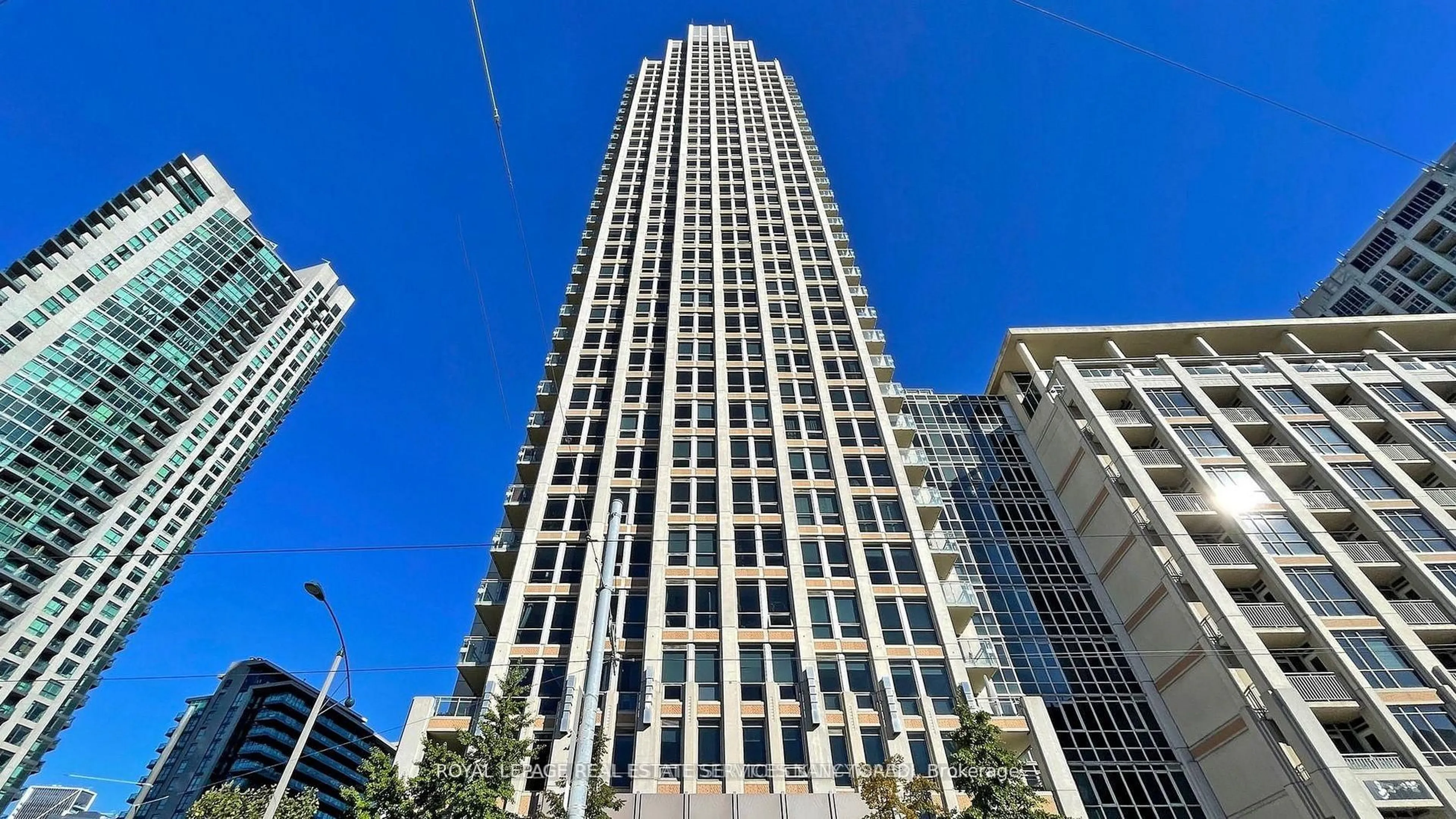 A pic from outside/outdoor area/front of a property/back of a property/a pic from drone, building for 628 Fleet St #PH01, Toronto Ontario M5V 1A8