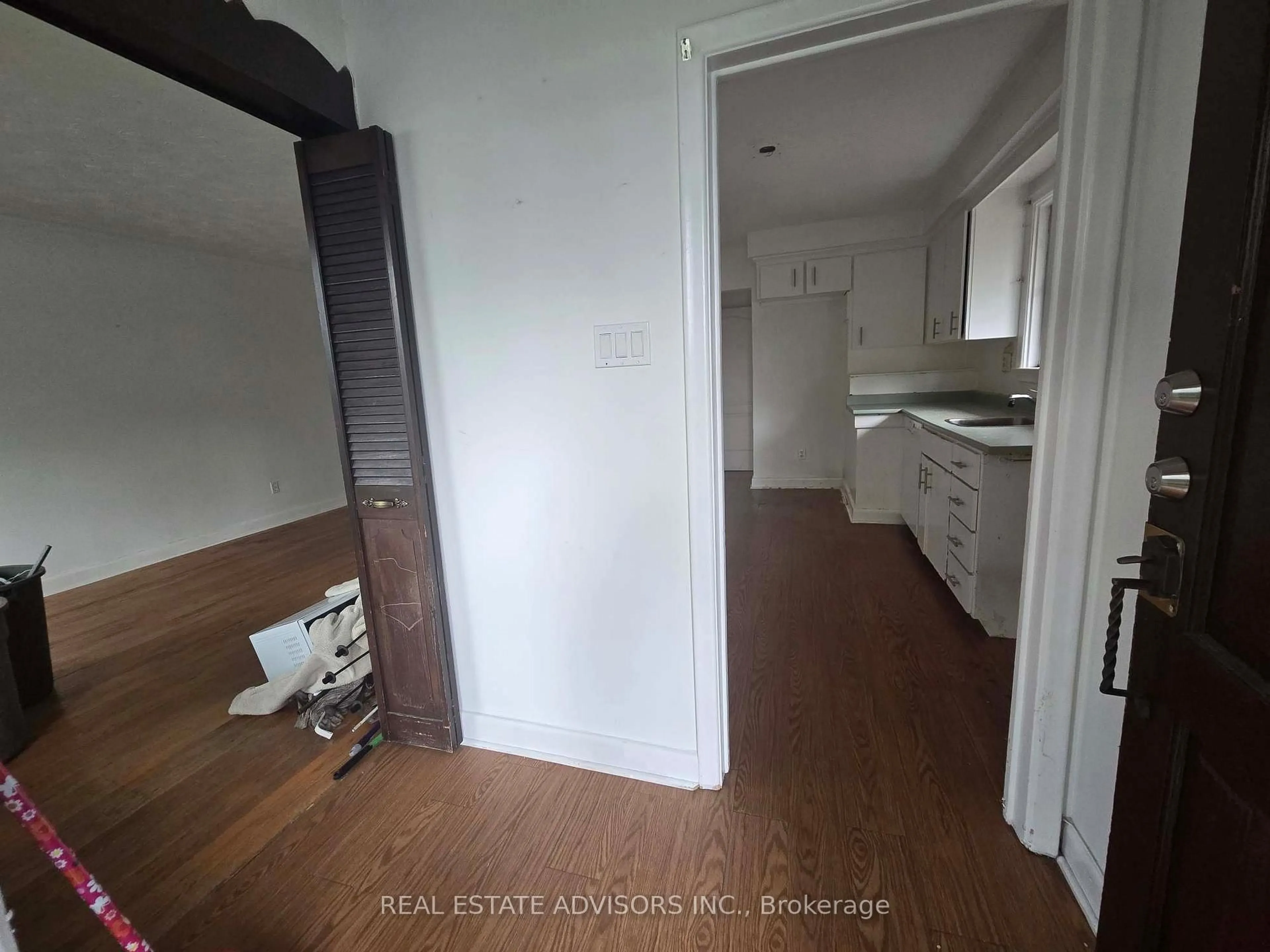 A pic of a room for 8 Virgilwood Dr, Toronto Ontario M2R 2B1