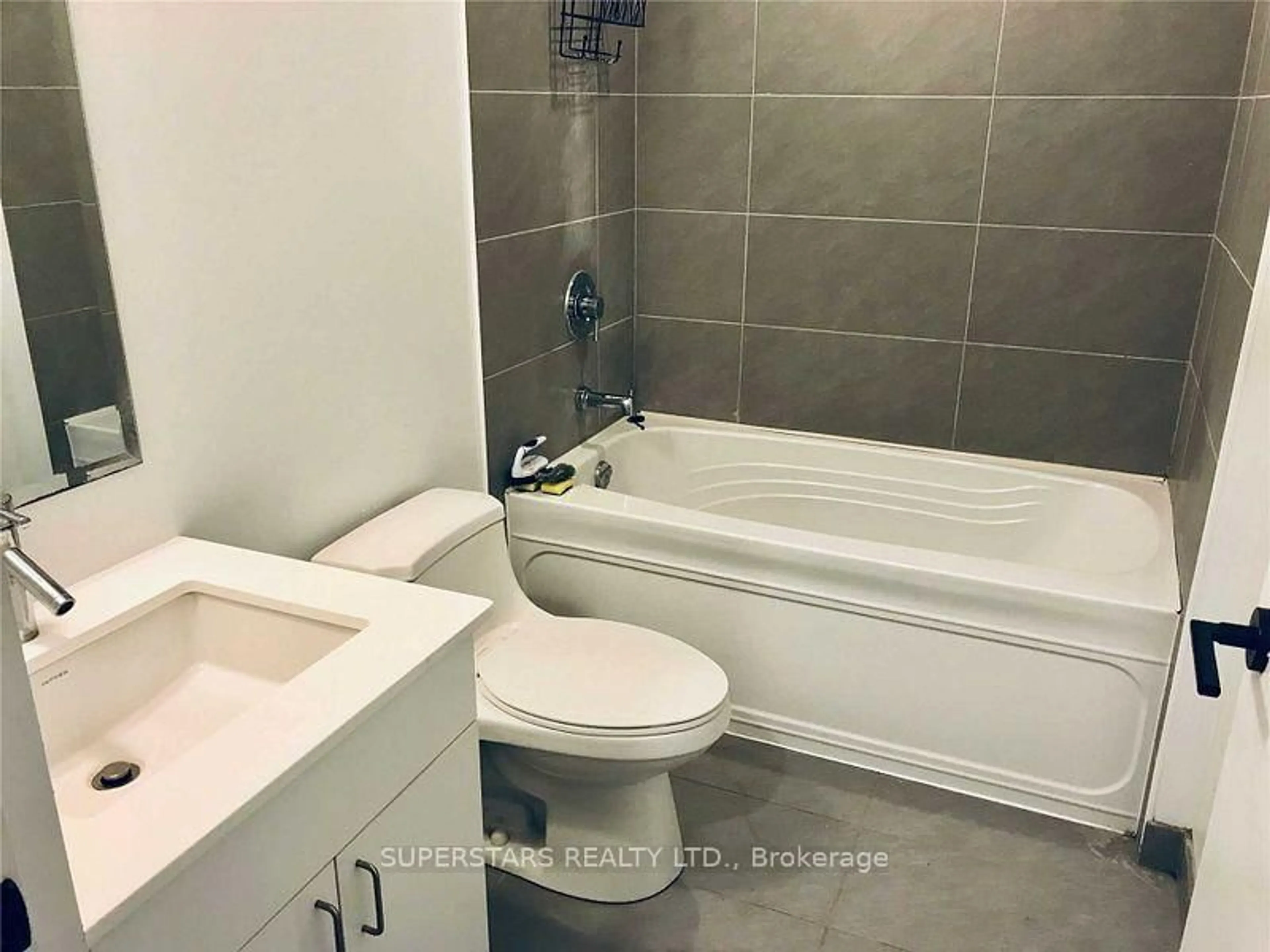 Standard bathroom, ceramic/tile floor for 426 University Ave #3606, Toronto Ontario M5G 1S9