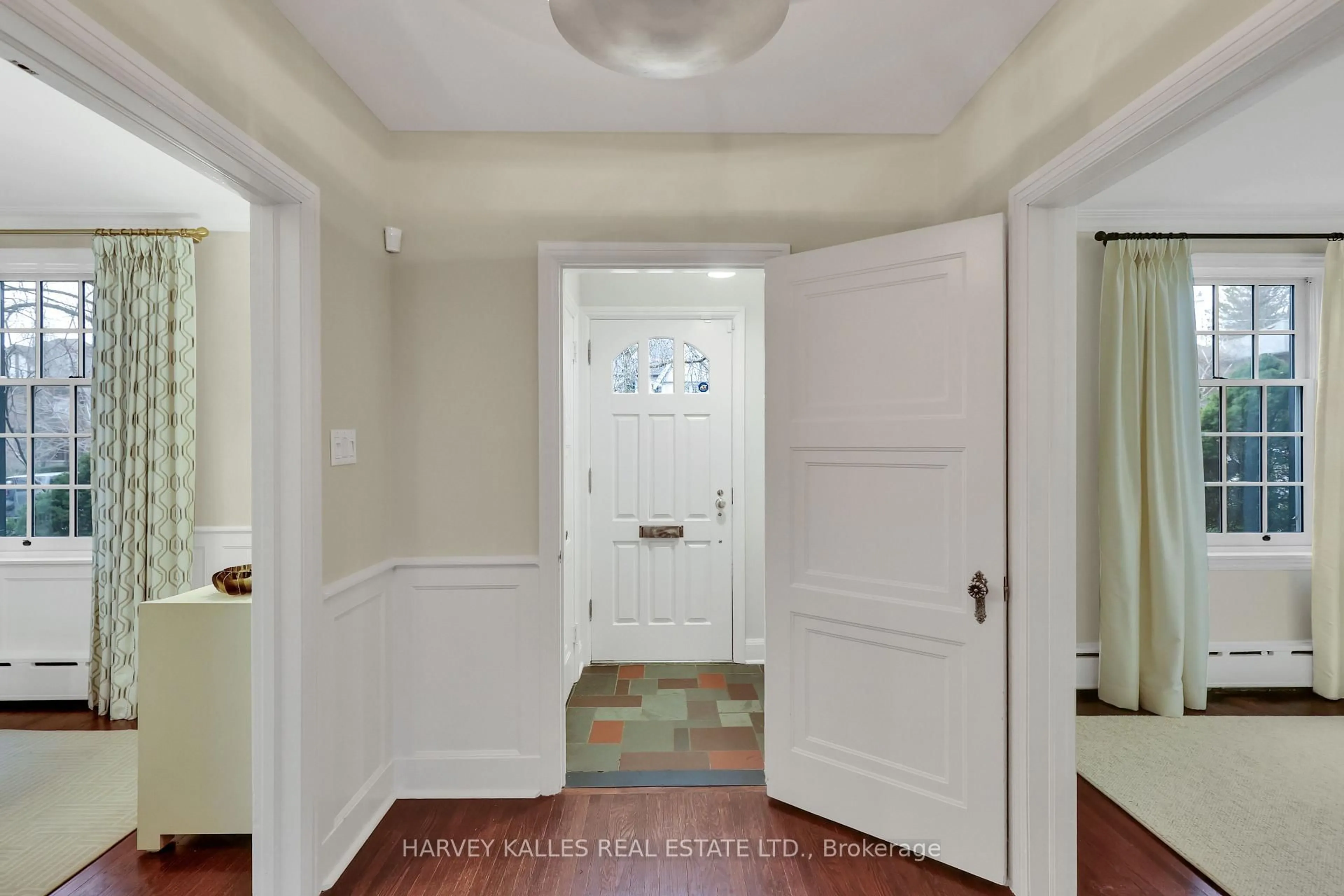 Indoor entryway for 64 Hillhurst Blvd, Toronto Ontario M5N 1N6