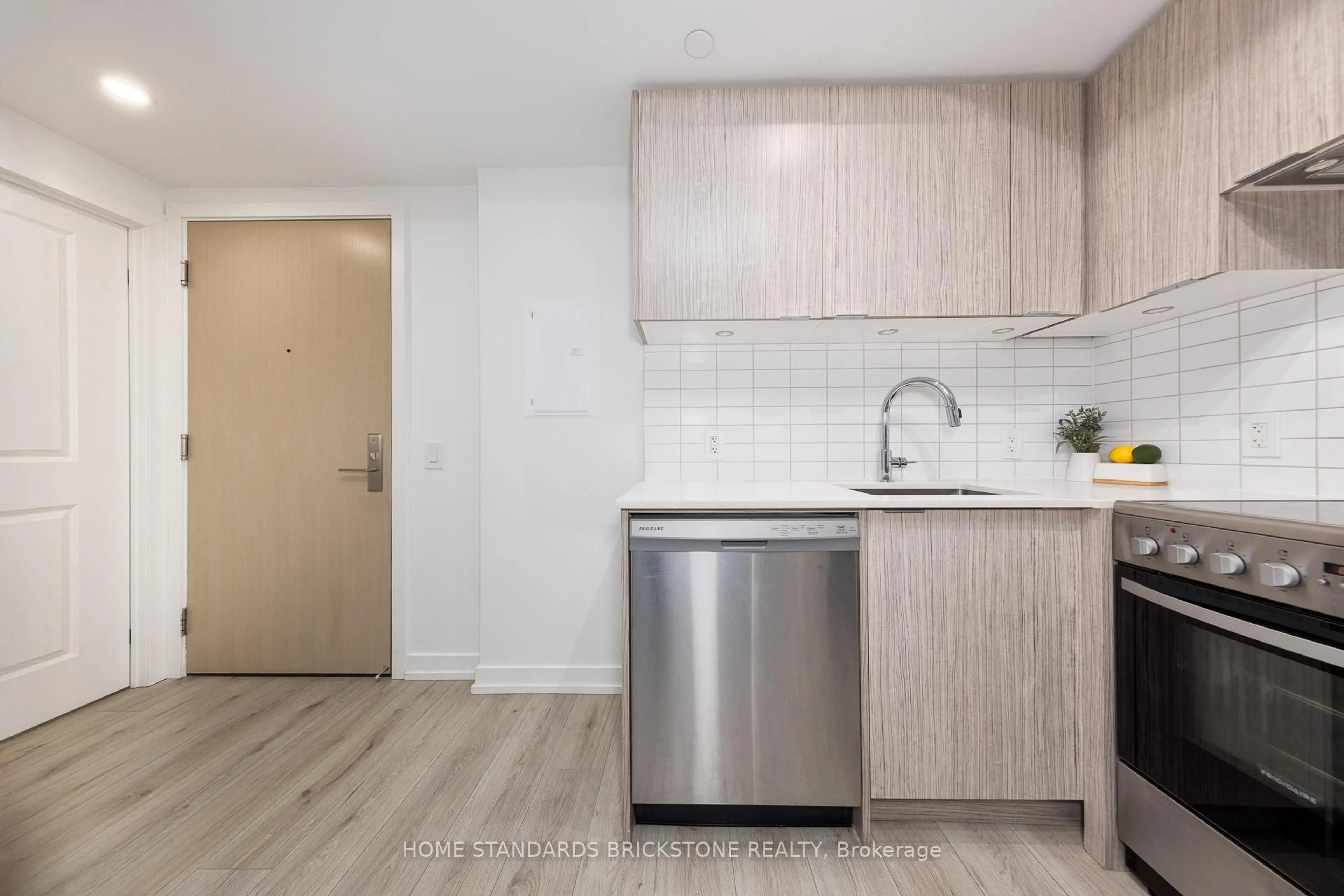 Standard kitchen, unknown for 395 Bloor St #1604, Toronto Ontario M4W 0B4