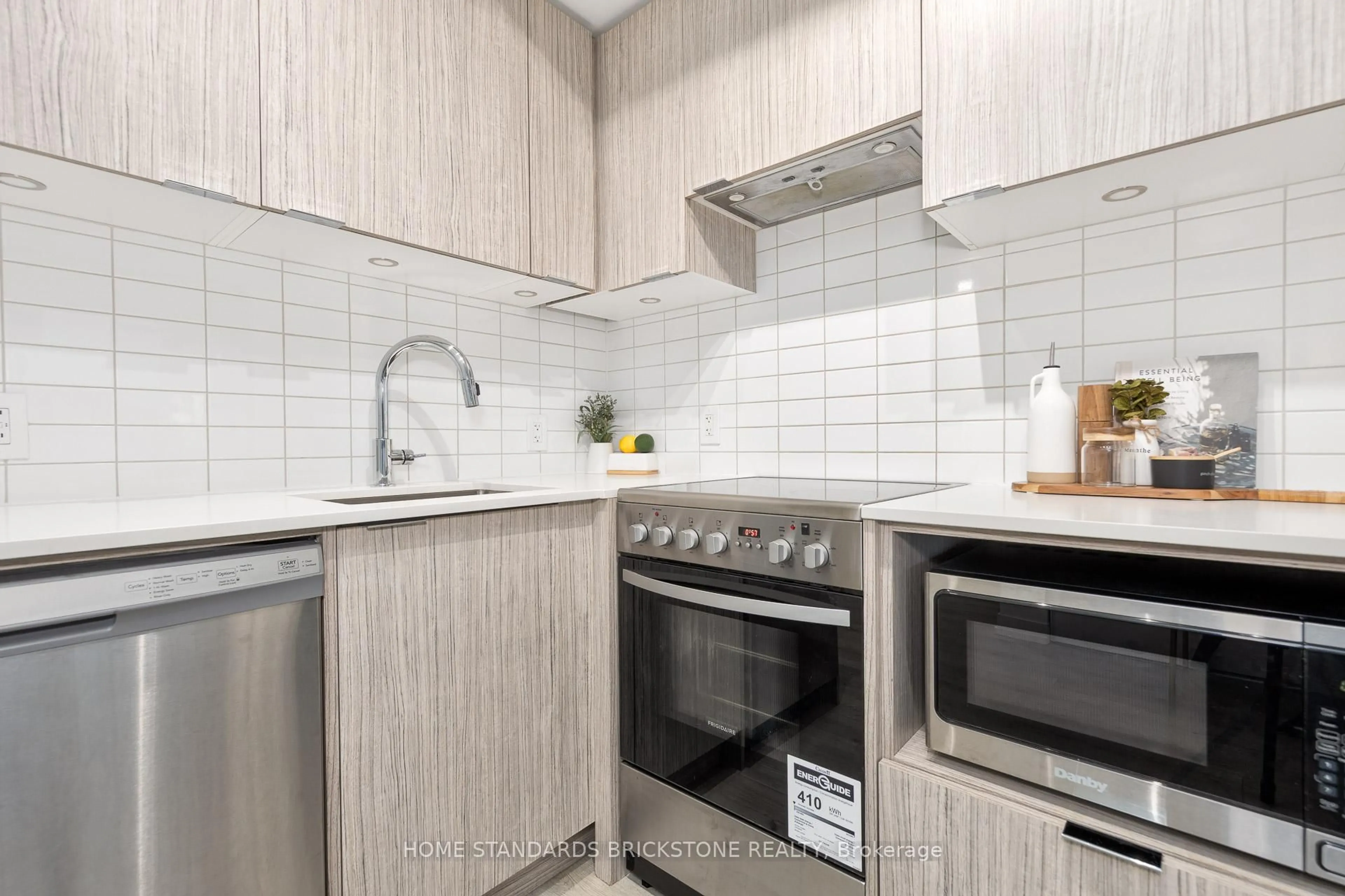 Standard kitchen, unknown for 395 Bloor St #1604, Toronto Ontario M4W 0B4