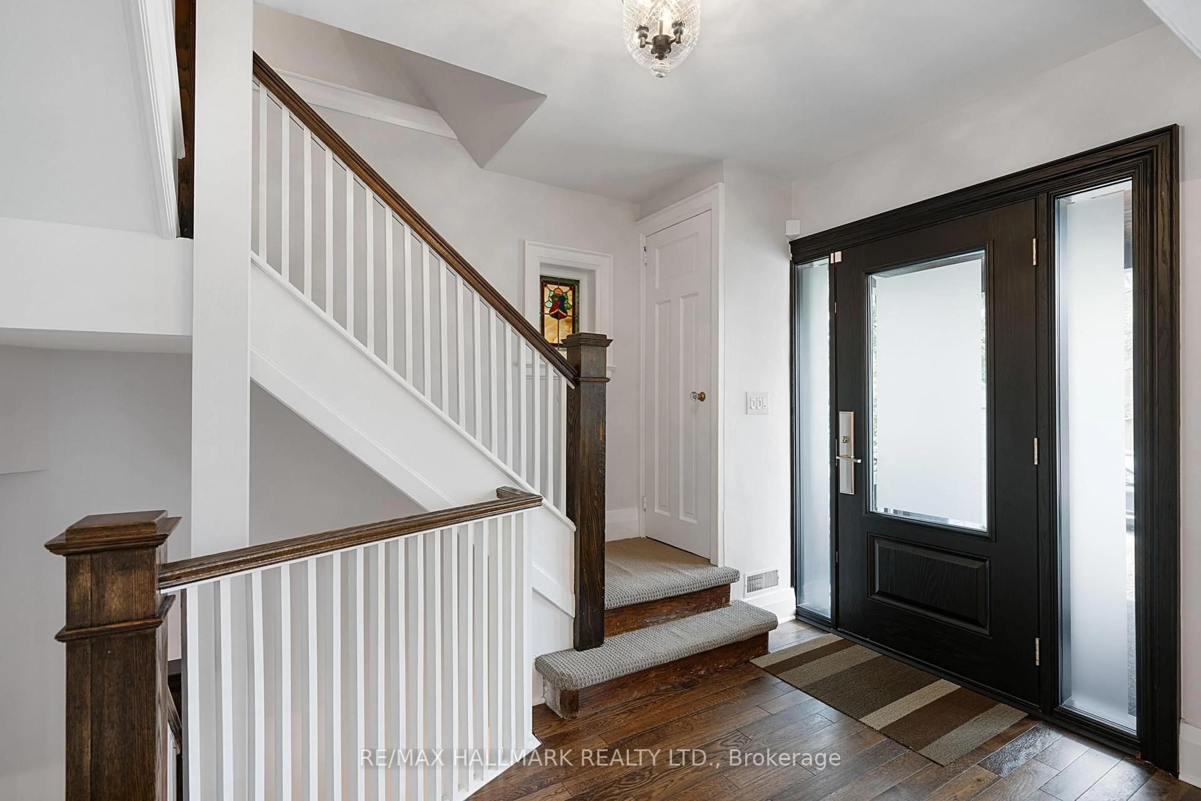 Indoor entryway for 176 Melrose Ave, Toronto Ontario M5M 1Z1