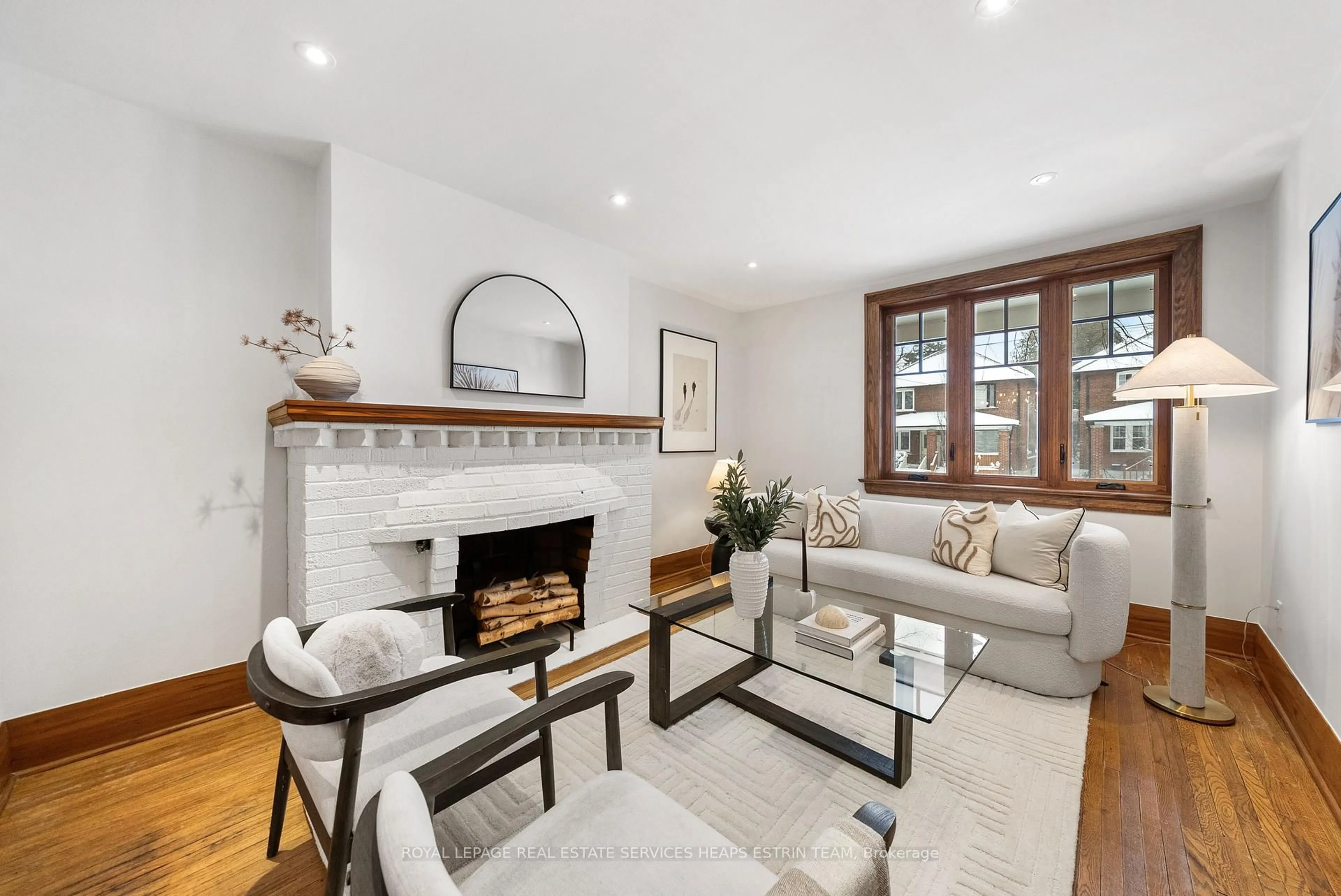 Living room with furniture, unknown for 680 Hillsdale Ave, Toronto Ontario M4S 1V3