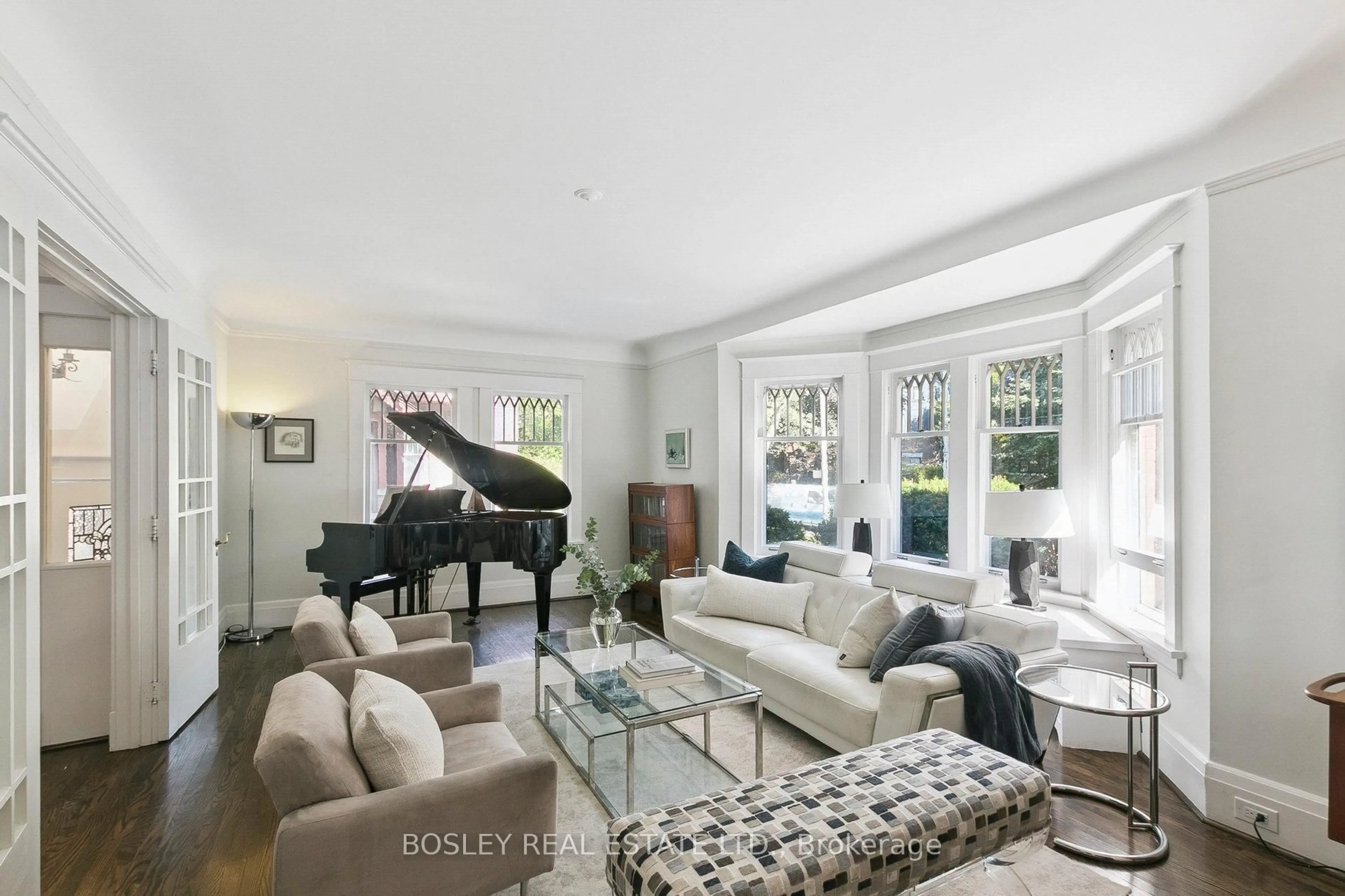 Living room with furniture, unknown for 52 Rowanwood Ave, Toronto Ontario M4W 1Y7