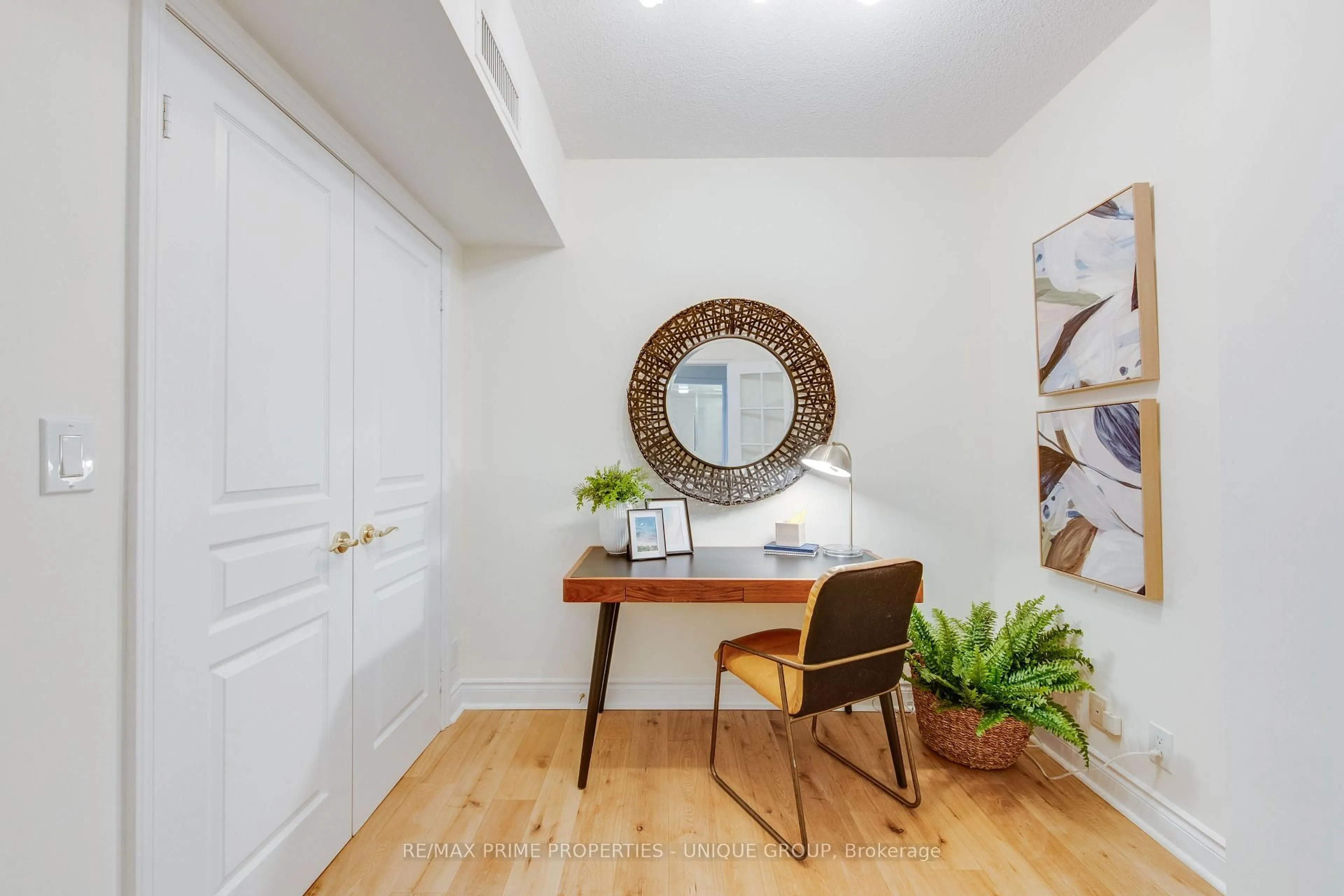 Indoor entryway for 10 Delisle Ave #417, Toronto Ontario M4V 3C6