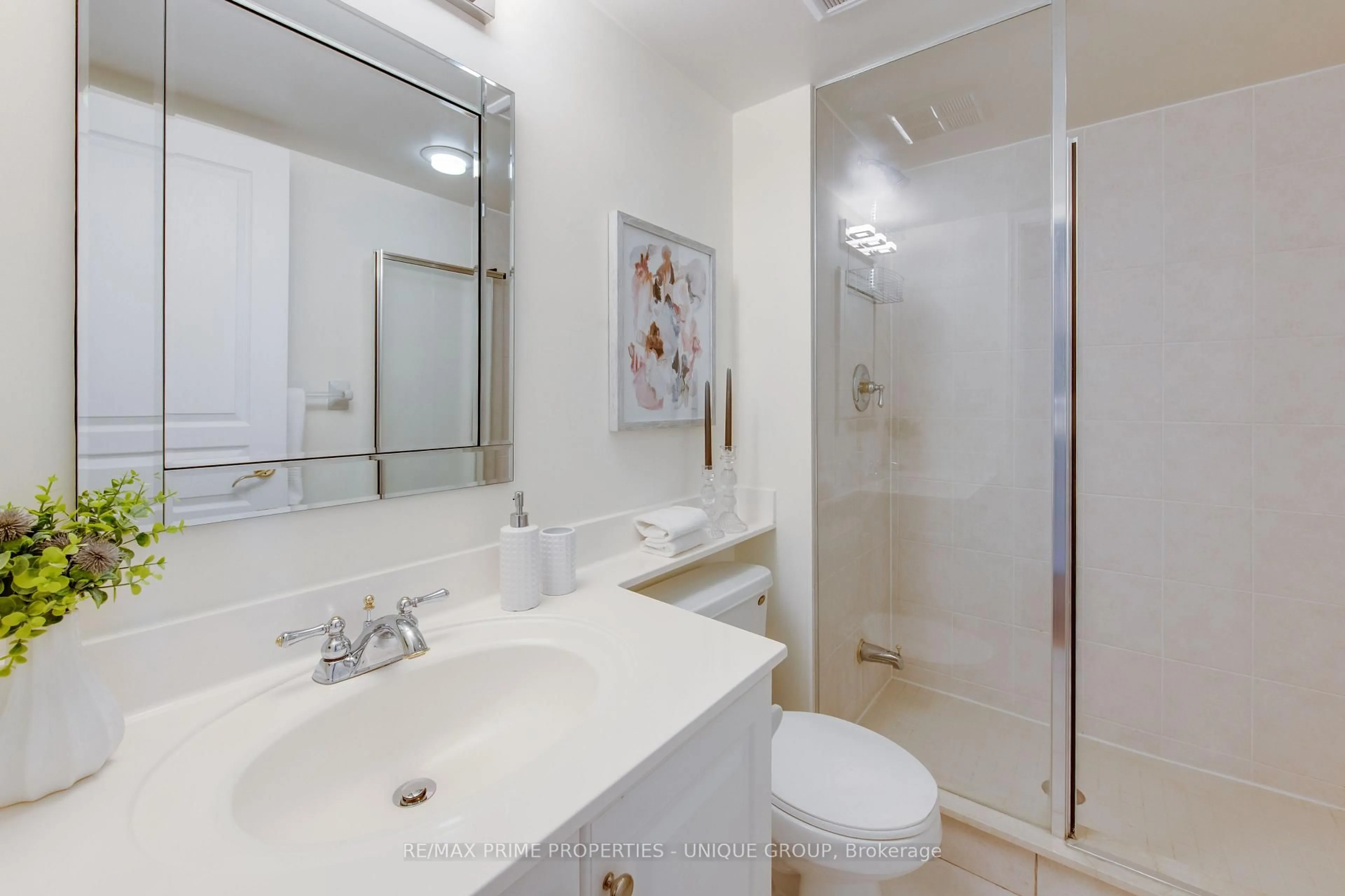 Standard bathroom, ceramic/tile floor for 10 Delisle Ave #417, Toronto Ontario M4V 3C6