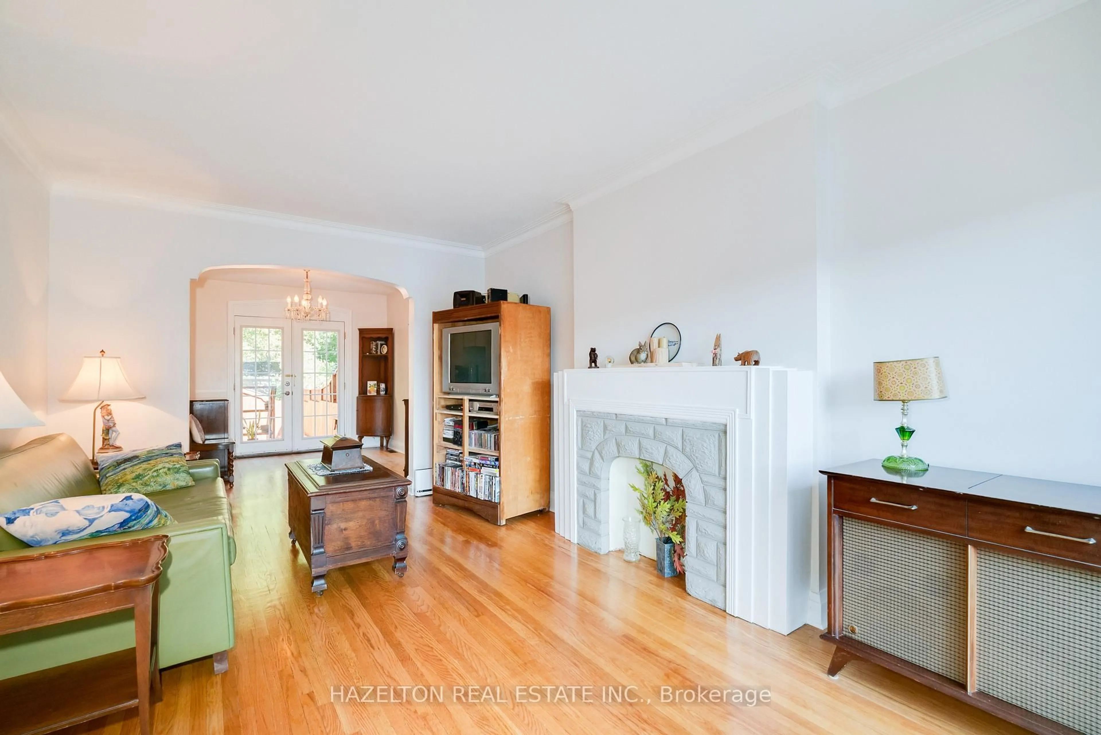 Living room with furniture, unknown for 930 Eglinton Ave, Toronto Ontario M4G 2L3