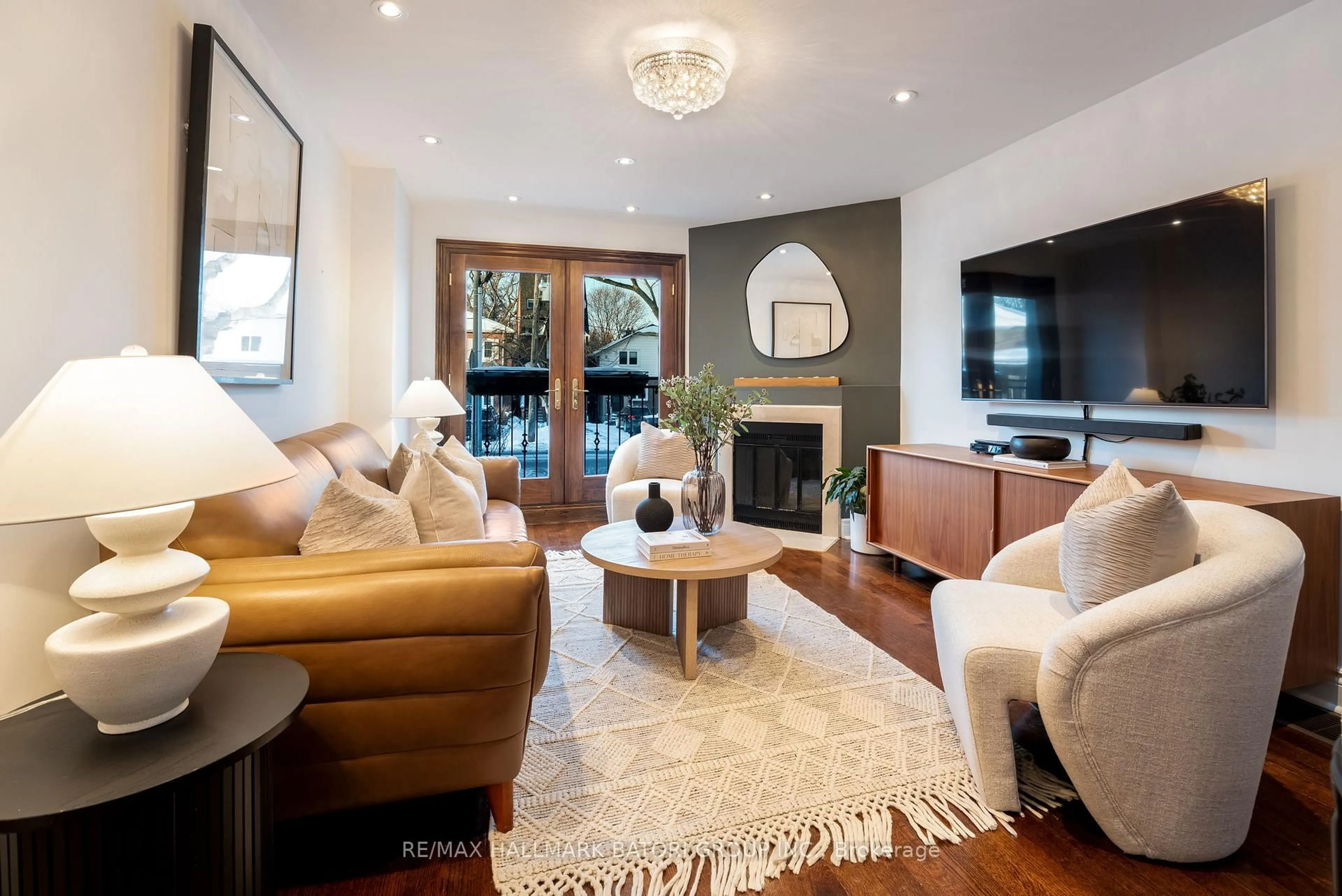 Living room with furniture, unknown for 551 Merton St, Toronto Ontario M4S 1B4