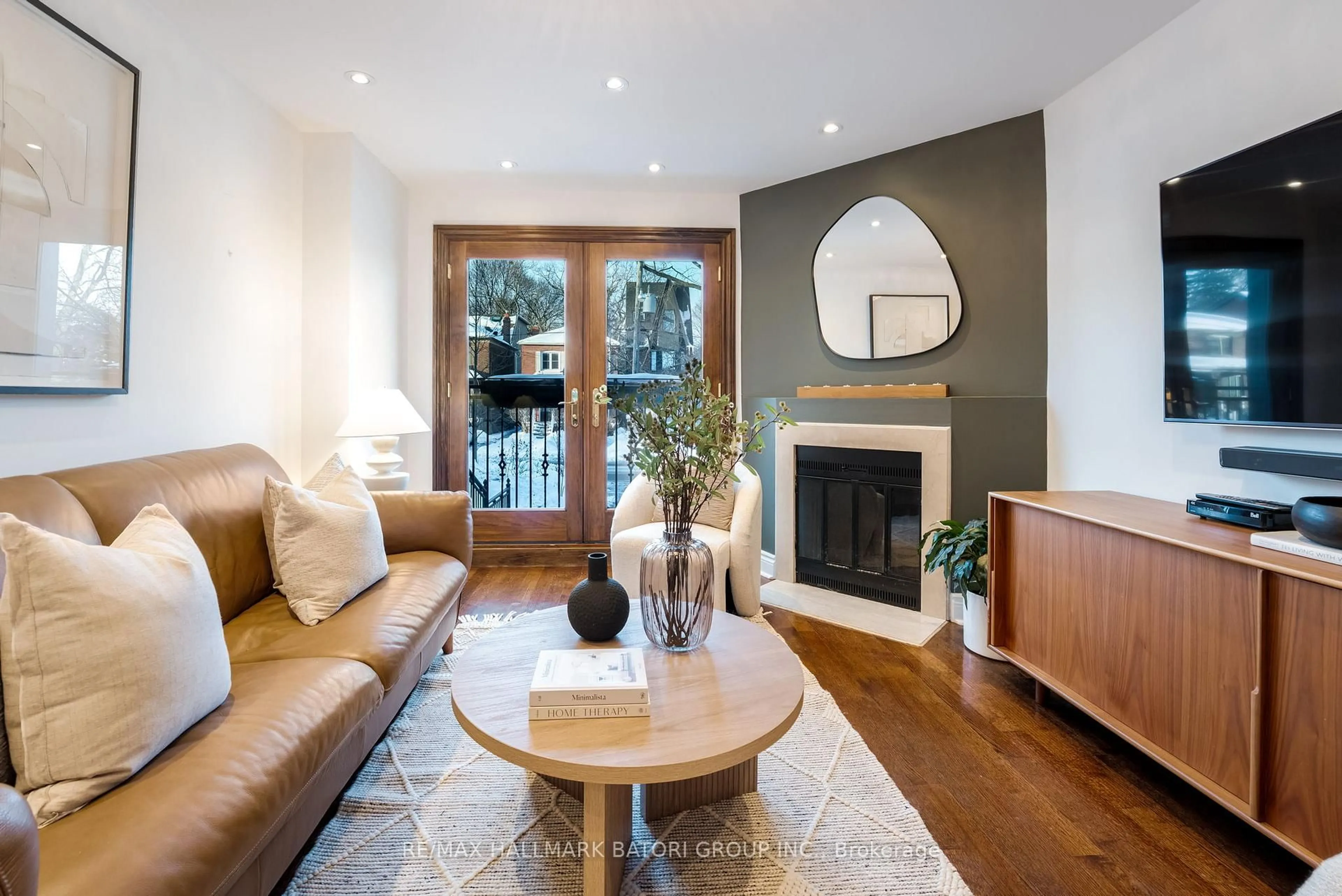 Living room with furniture, wood/laminate floor for 551 Merton St, Toronto Ontario M4S 1B4