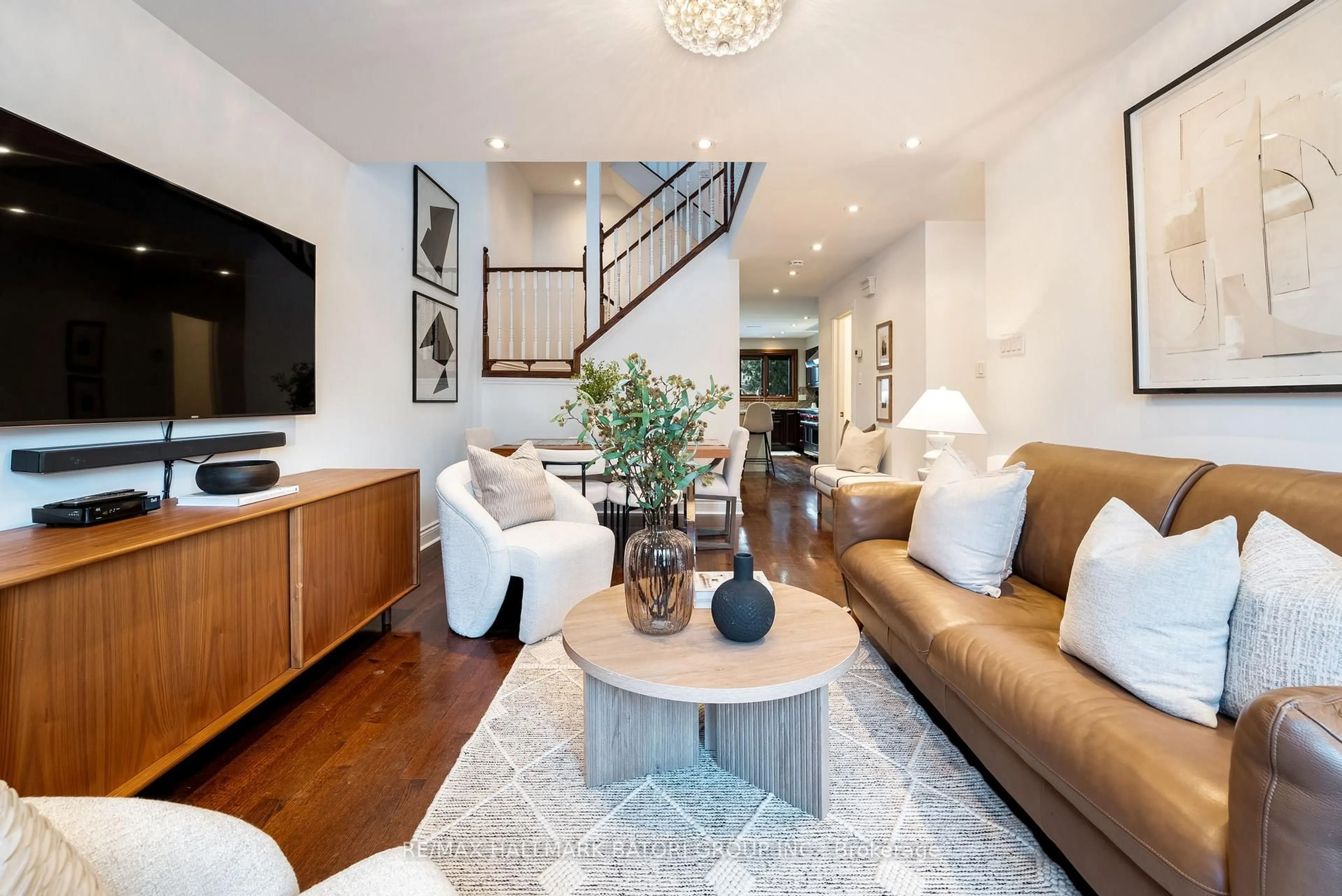 Living room with furniture, unknown for 551 Merton St, Toronto Ontario M4S 1B4