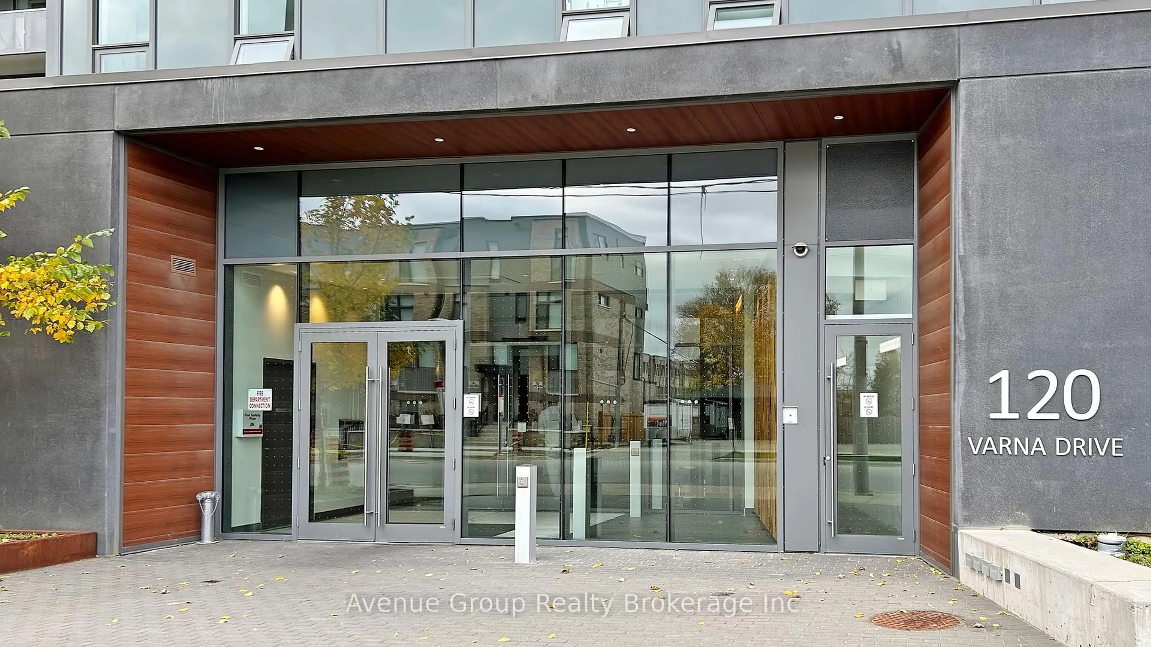 Indoor foyer for 120 Varna Dr #305, Toronto Ontario M6A 0B3