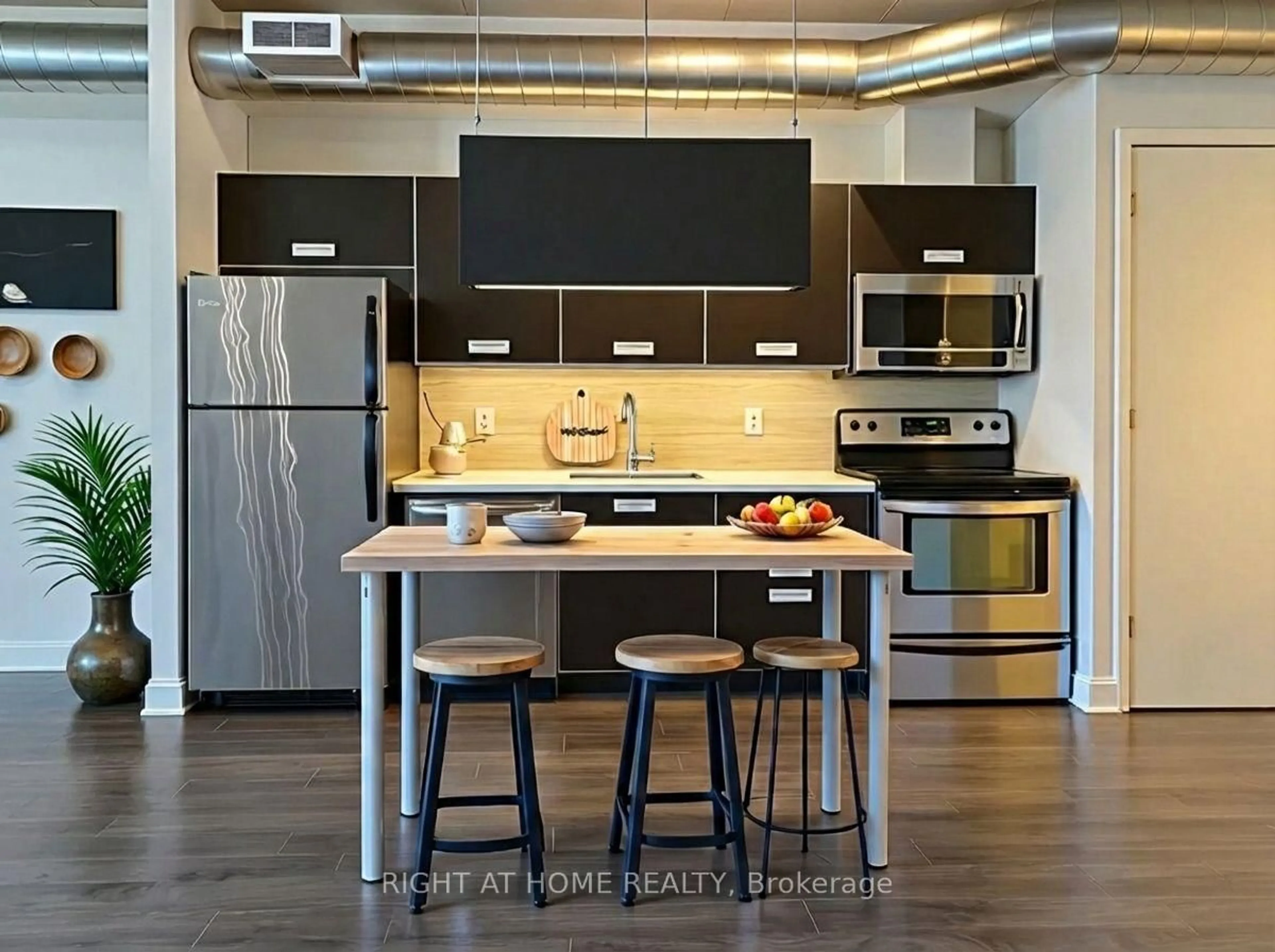 Open concept kitchen, wood/laminate floor for 62 Niagara St #319, Toronto Ontario M5V 1C5