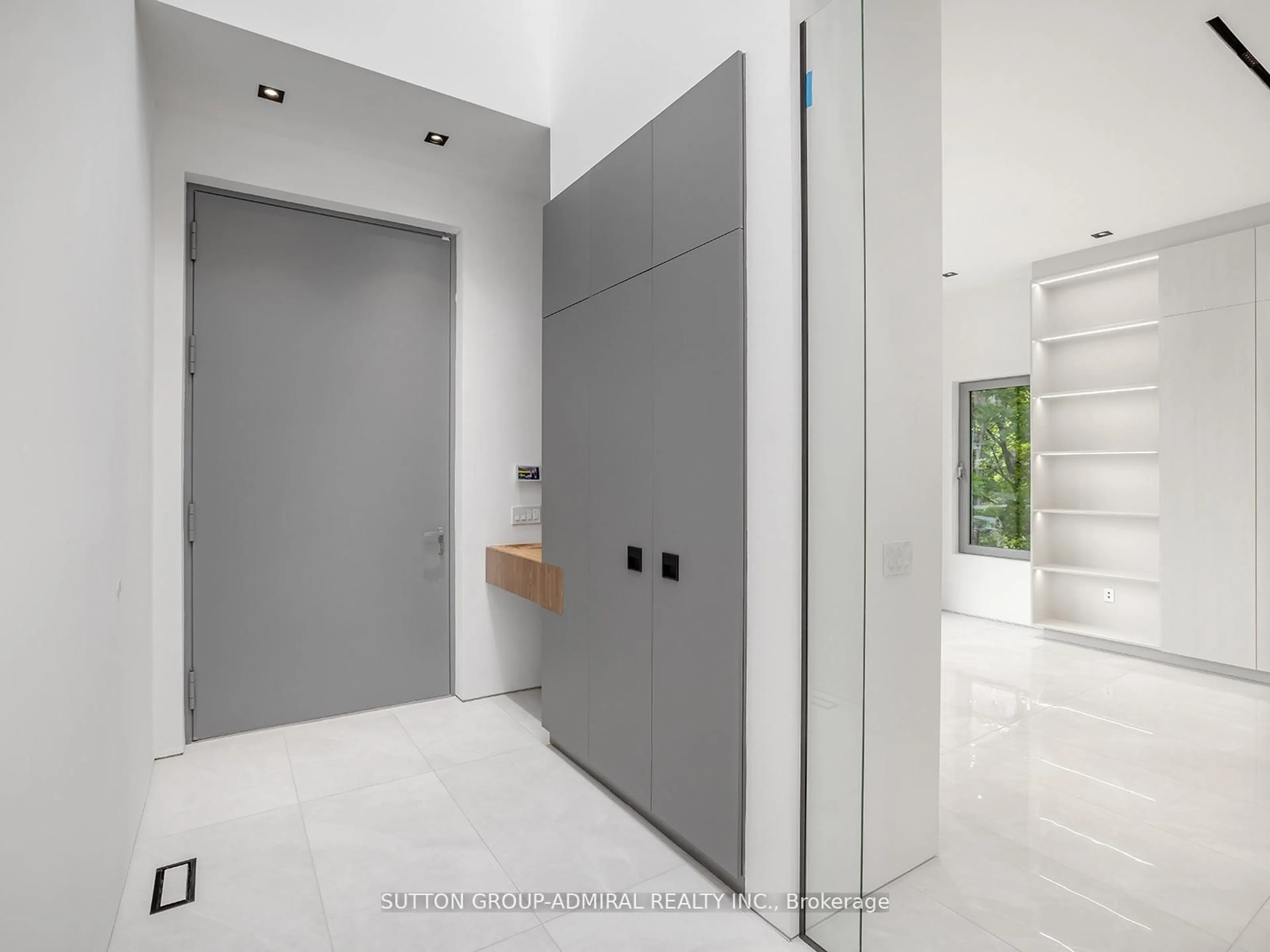 Indoor foyer for 157 Old Forest Hill Rd, Toronto Ontario M5N 2N7