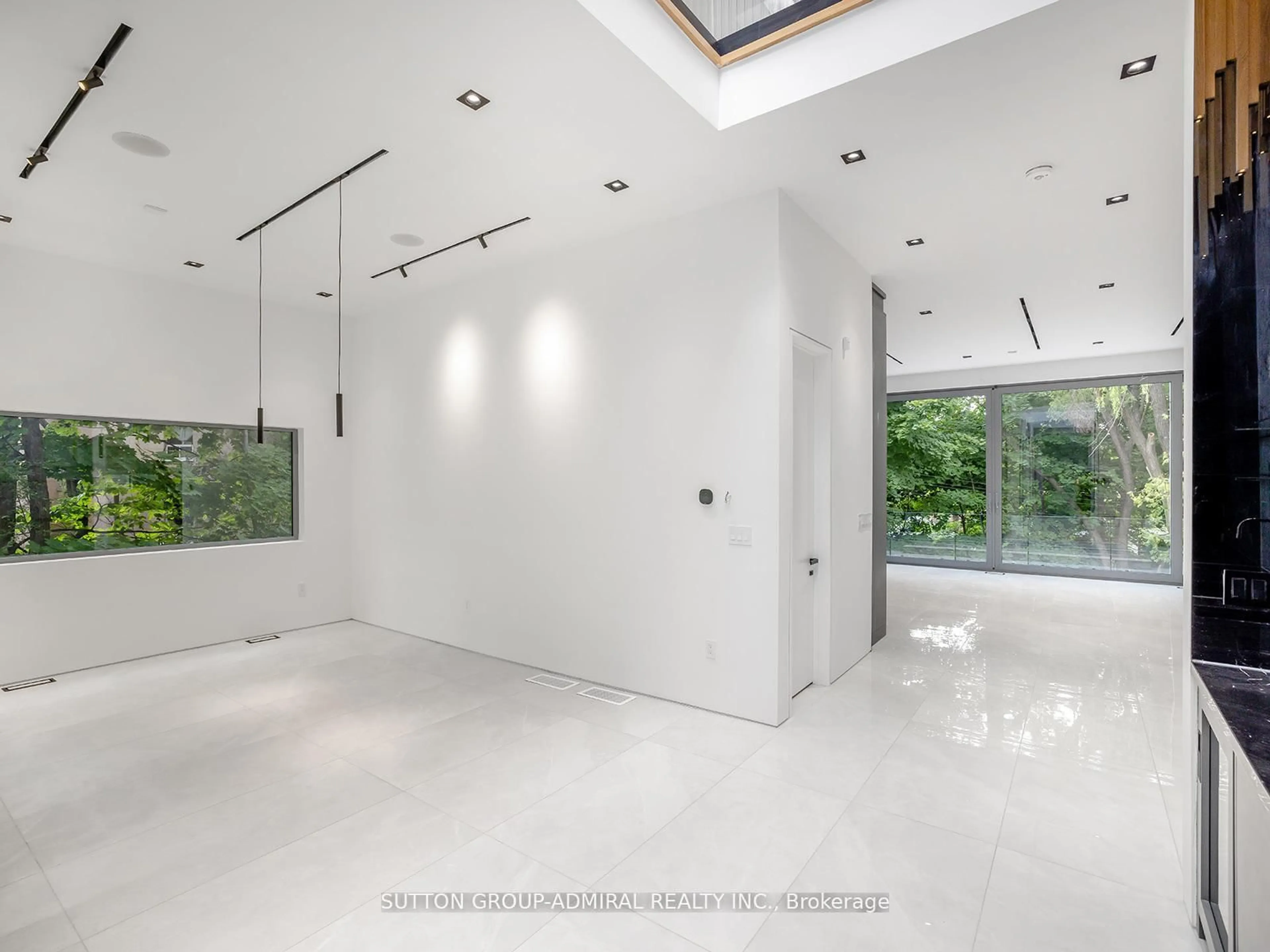 Indoor foyer for 157 Old Forest Hill Rd, Toronto Ontario M5N 2N7