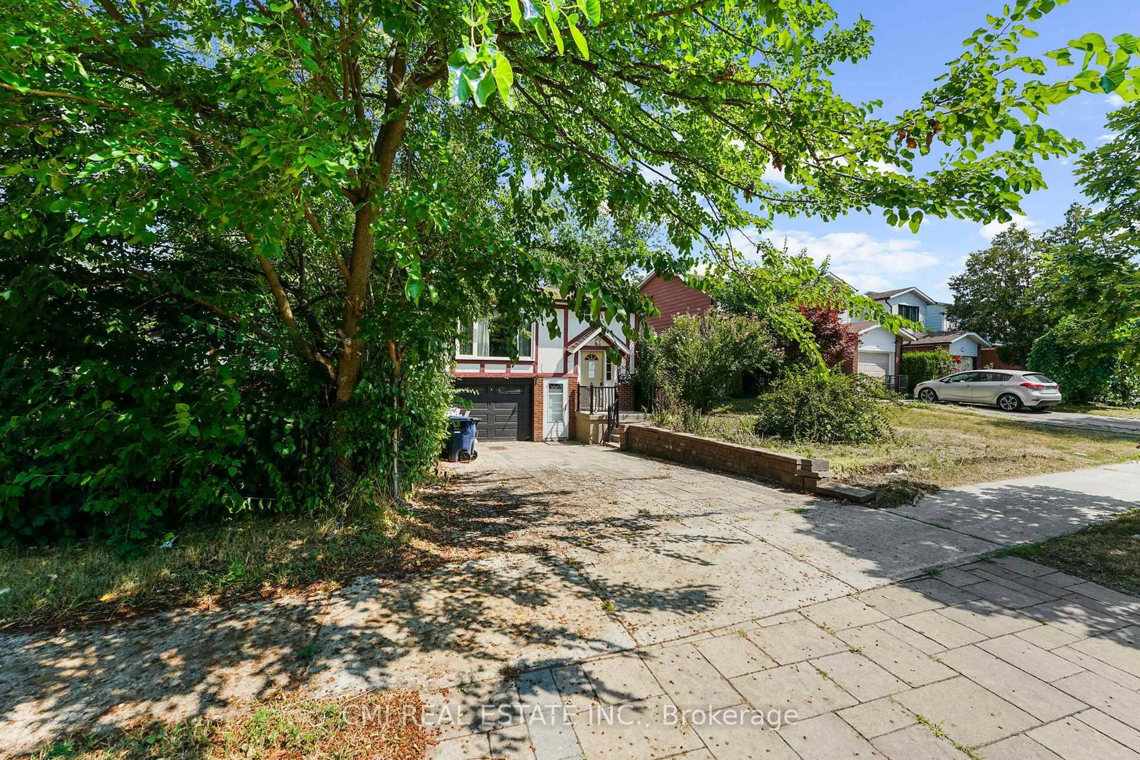 A pic from outside/outdoor area/front of a property/back of a property/a pic from drone, street for 50 Apache Tr, Toronto Ontario M2H 2H7