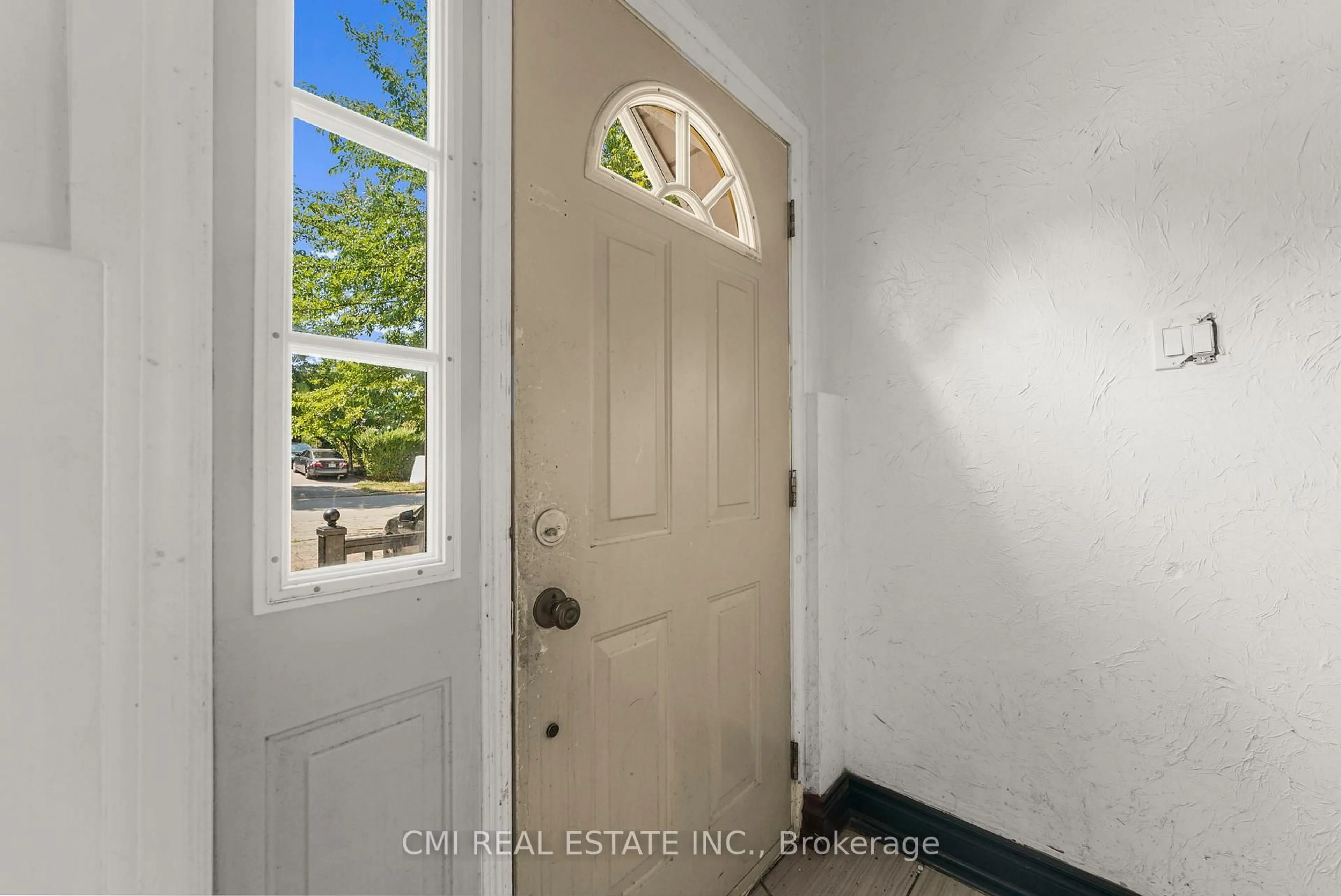 Indoor entryway for 50 Apache Tr, Toronto Ontario M2H 2H7