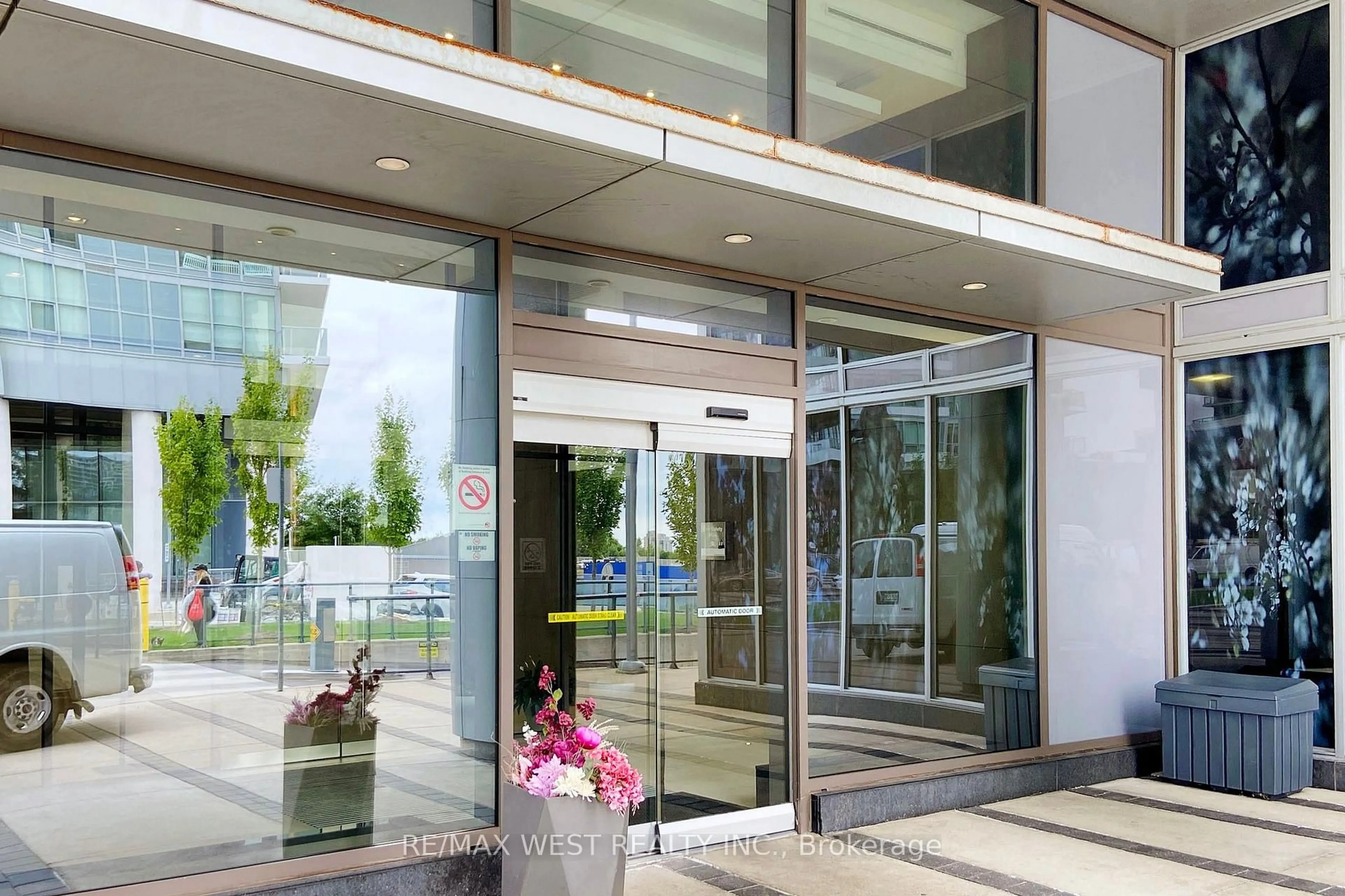 Indoor foyer for 121 McMahon Dr #3517, Toronto Ontario M2K 0C1