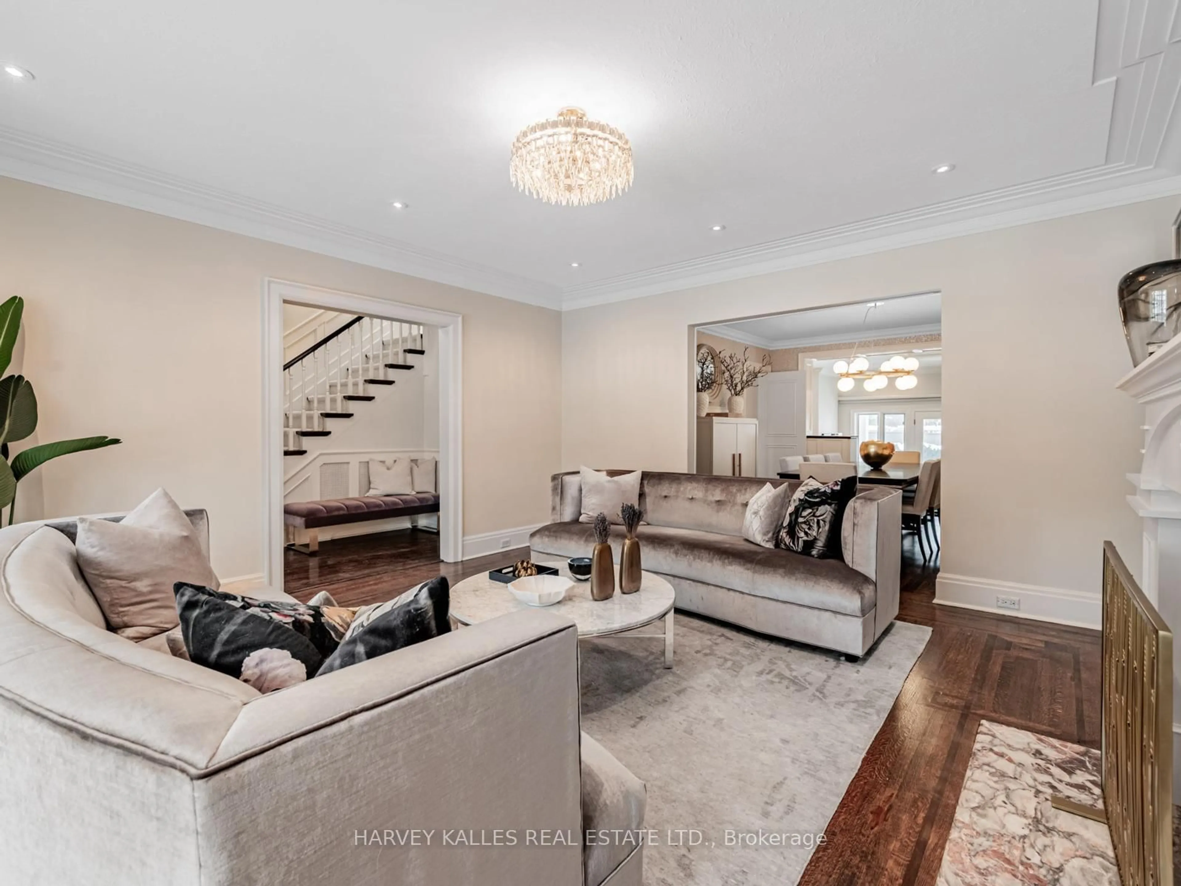 Living room with furniture, unknown for 407 Richview Ave, Toronto Ontario M5P 3G7