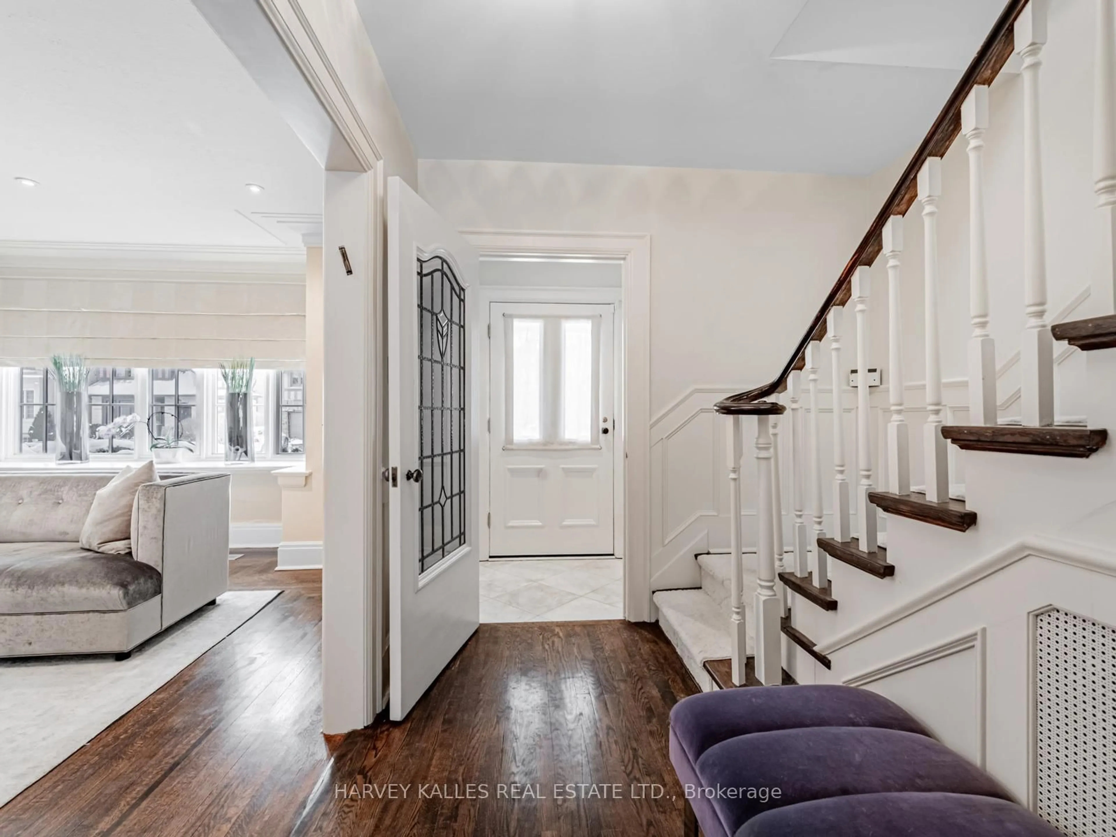 Indoor entryway for 407 Richview Ave, Toronto Ontario M5P 3G7