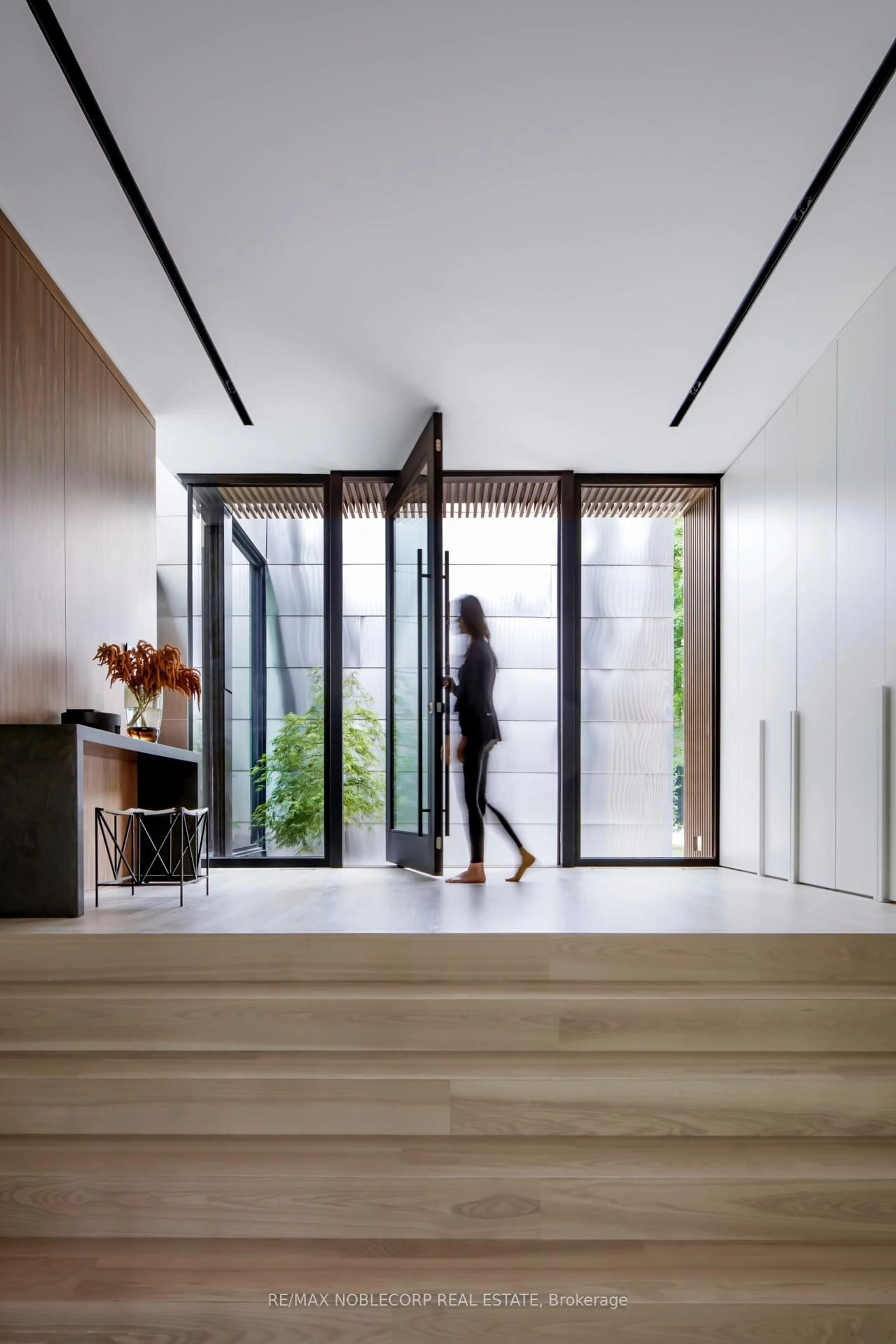 Indoor entryway for 7 Waxwing Pl, Toronto Ontario M3C 1N5