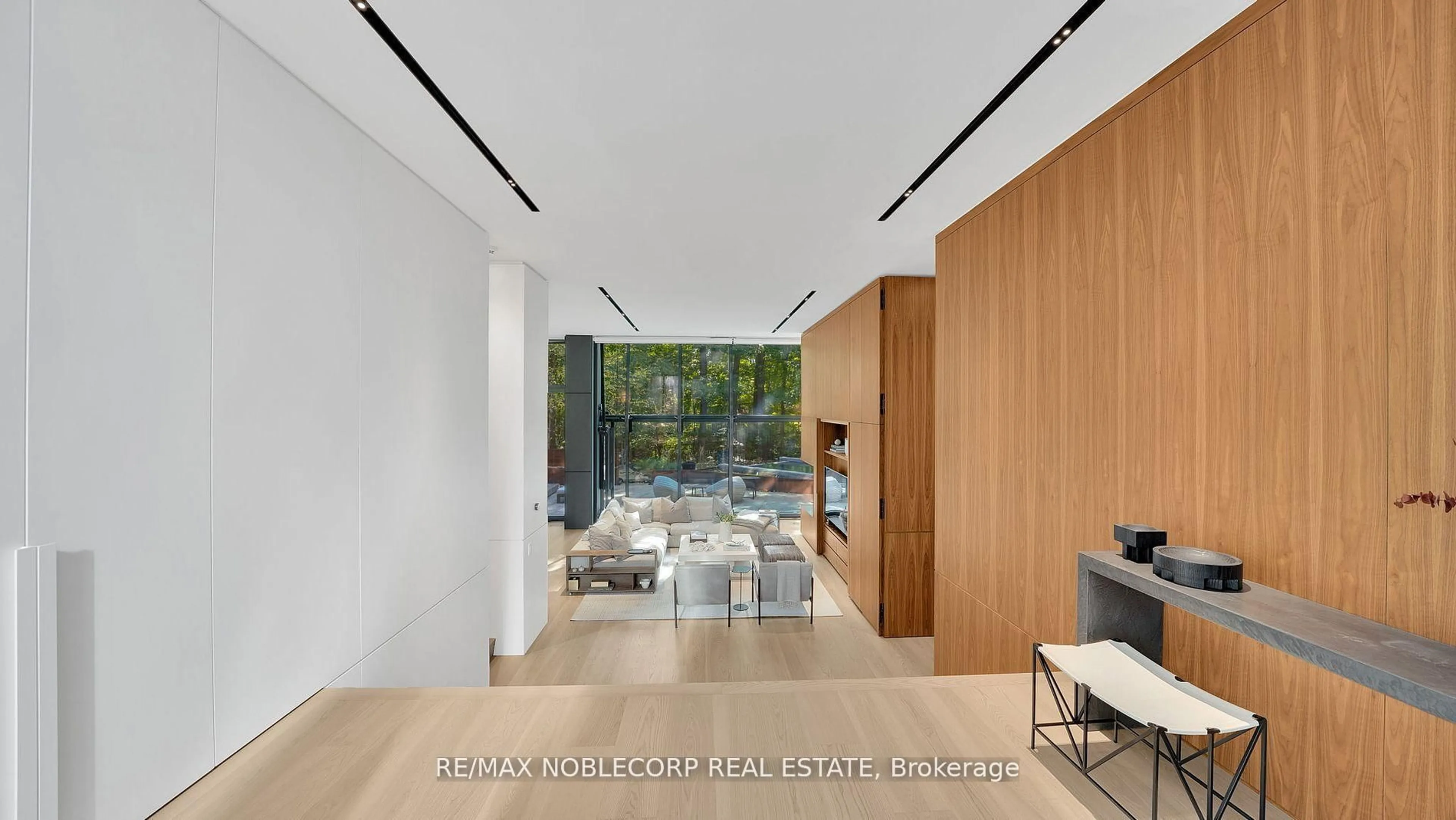 Indoor foyer for 7 Waxwing Pl, Toronto Ontario M3C 1N5