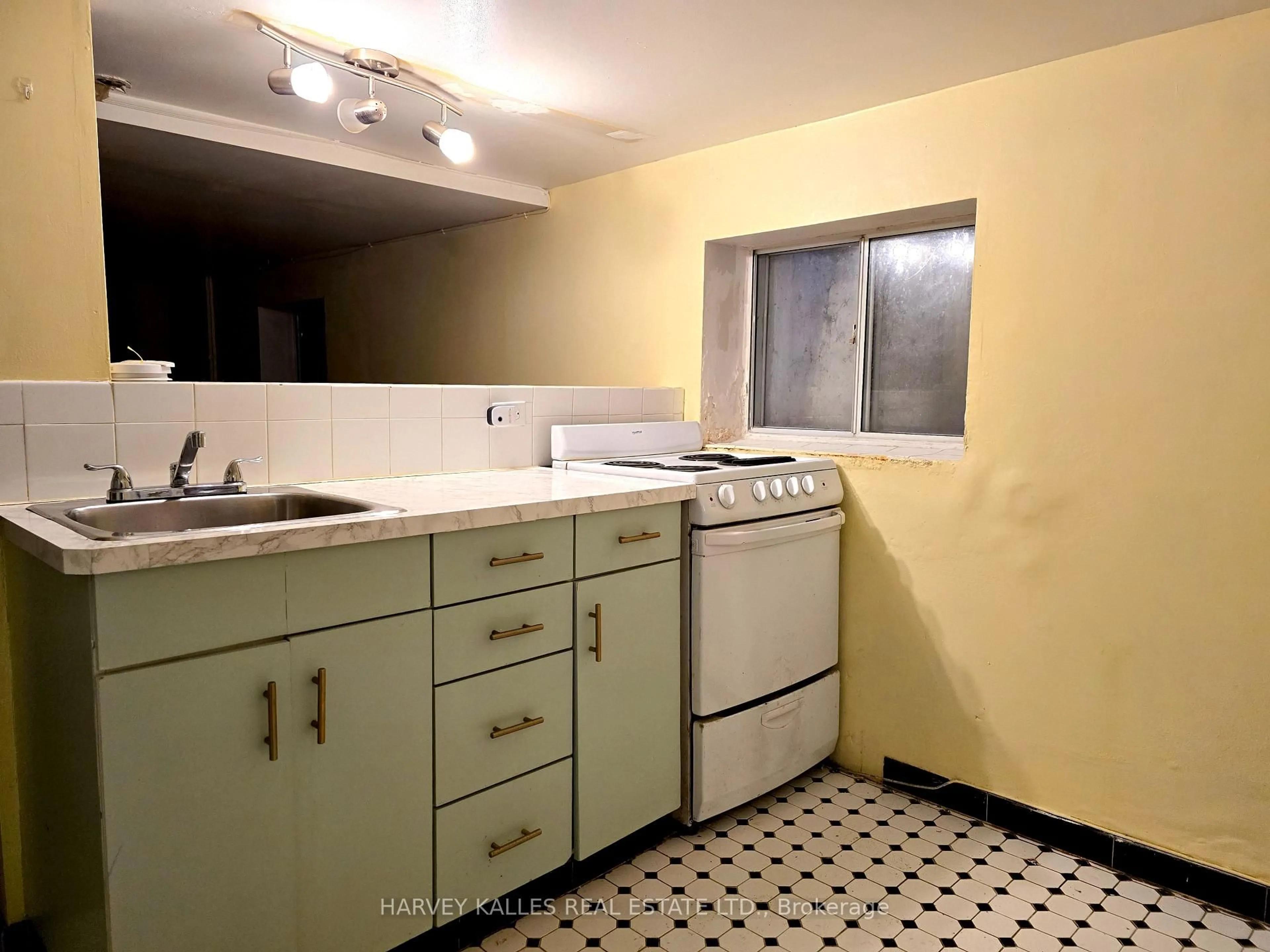 Standard kitchen, unknown for 12 Bellevue Ave, Toronto Ontario M5T 2N4
