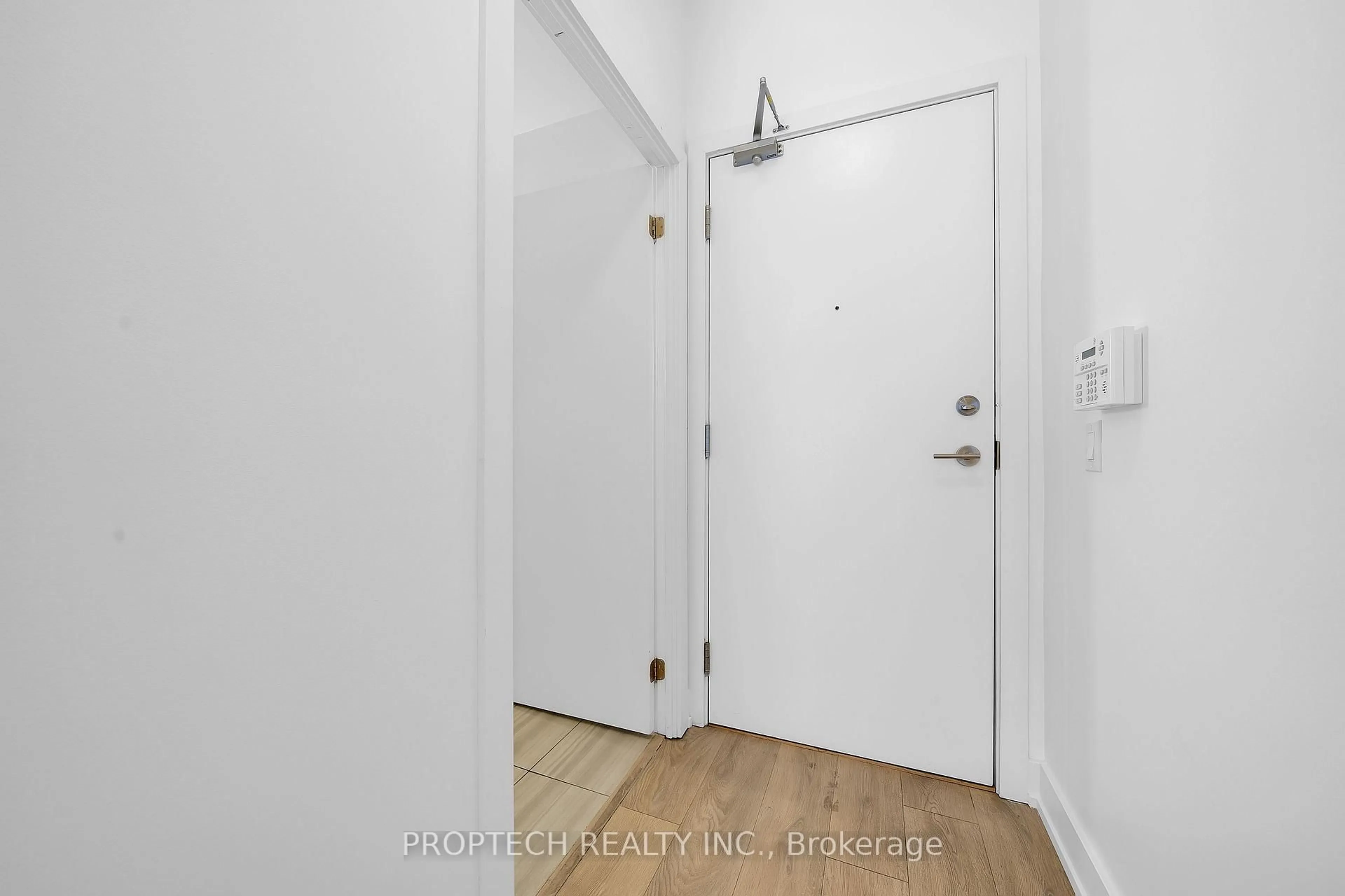 Indoor entryway for 128 Fairview Mall Dr #207, Toronto Ontario M2J 0E8