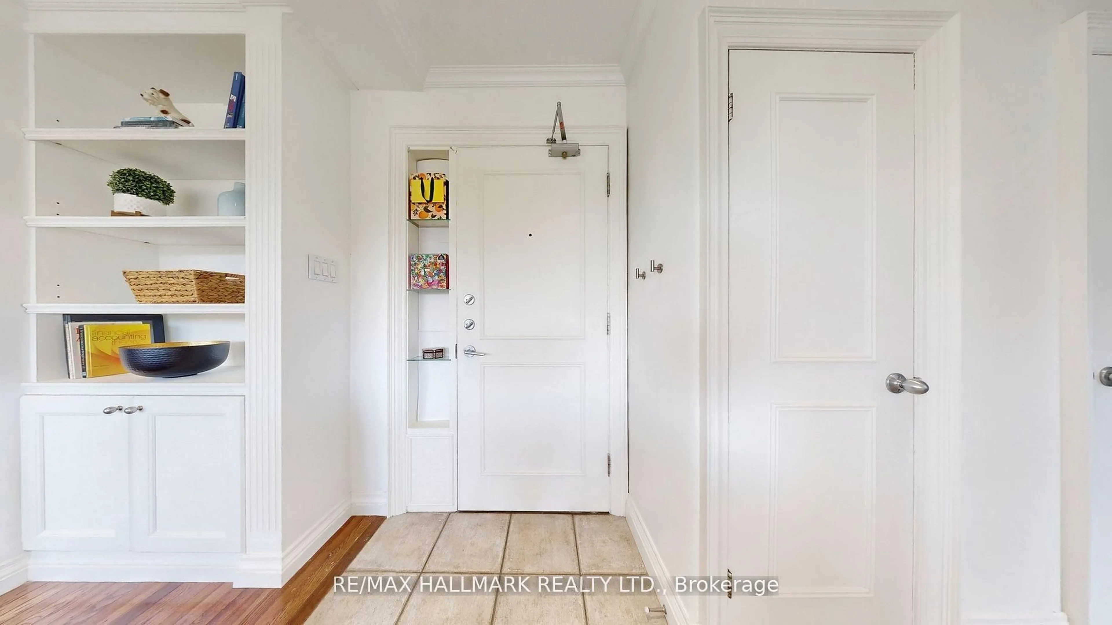 Indoor entryway for 660 Eglinton Ave #508, Toronto Ontario M5N 1C3