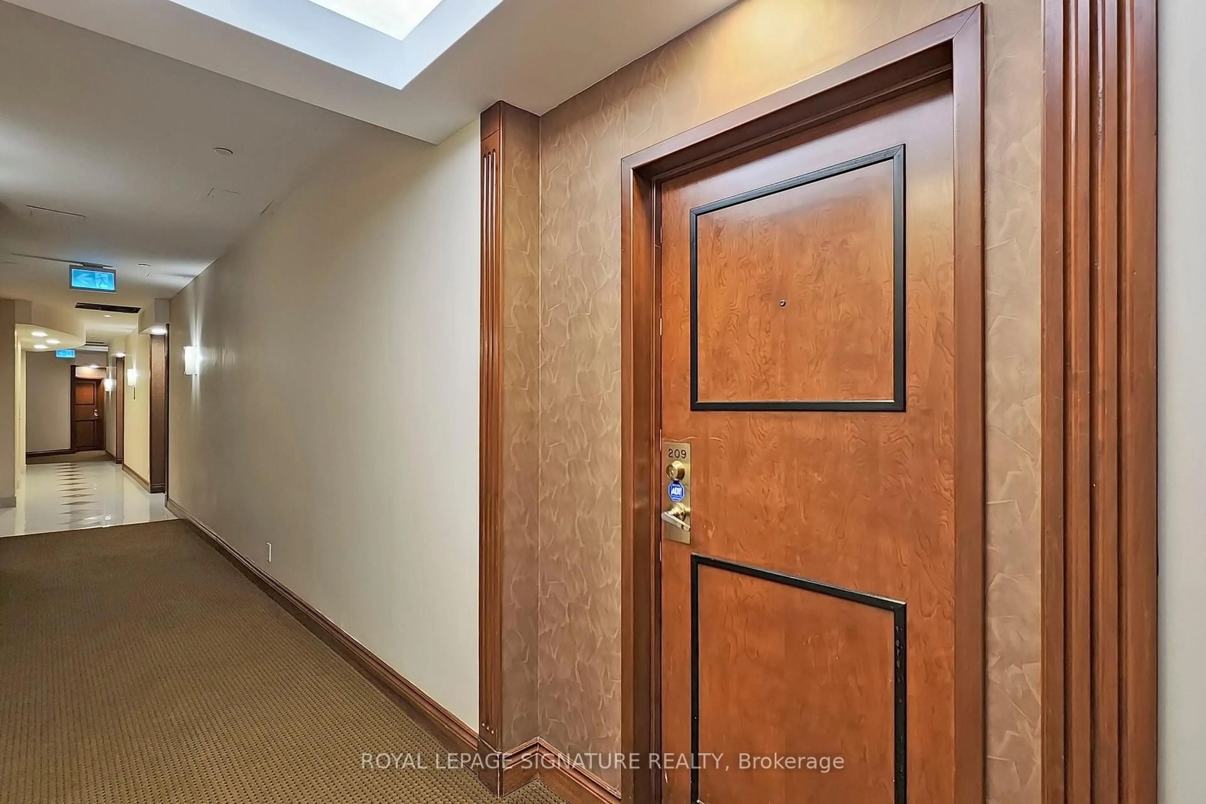 Indoor foyer for 980 Yonge St #209, Toronto Ontario M4W 3V8