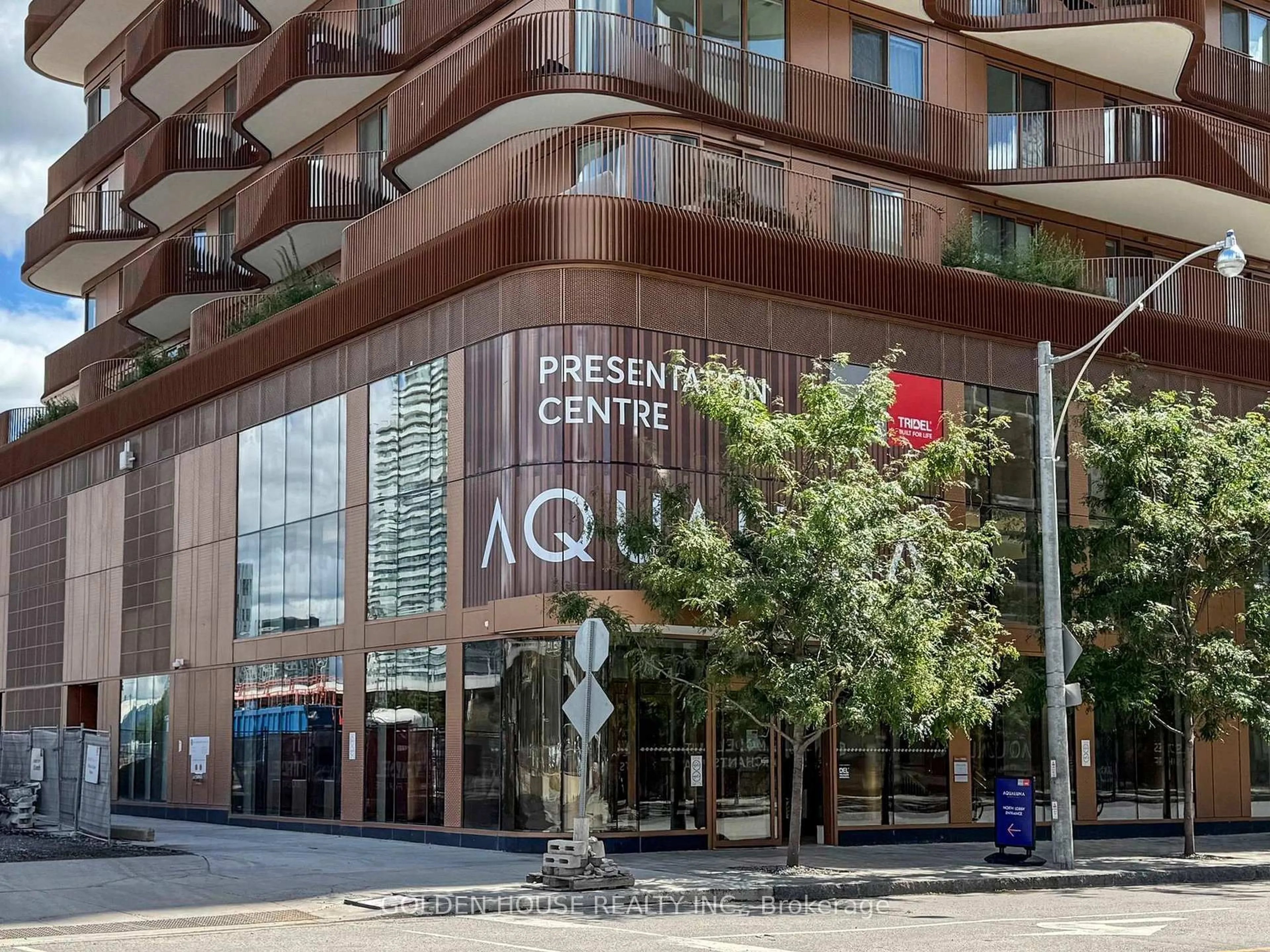 Indoor foyer for 155 Merchants' Wharf #LPH22, Toronto Ontario M5A 0Y4