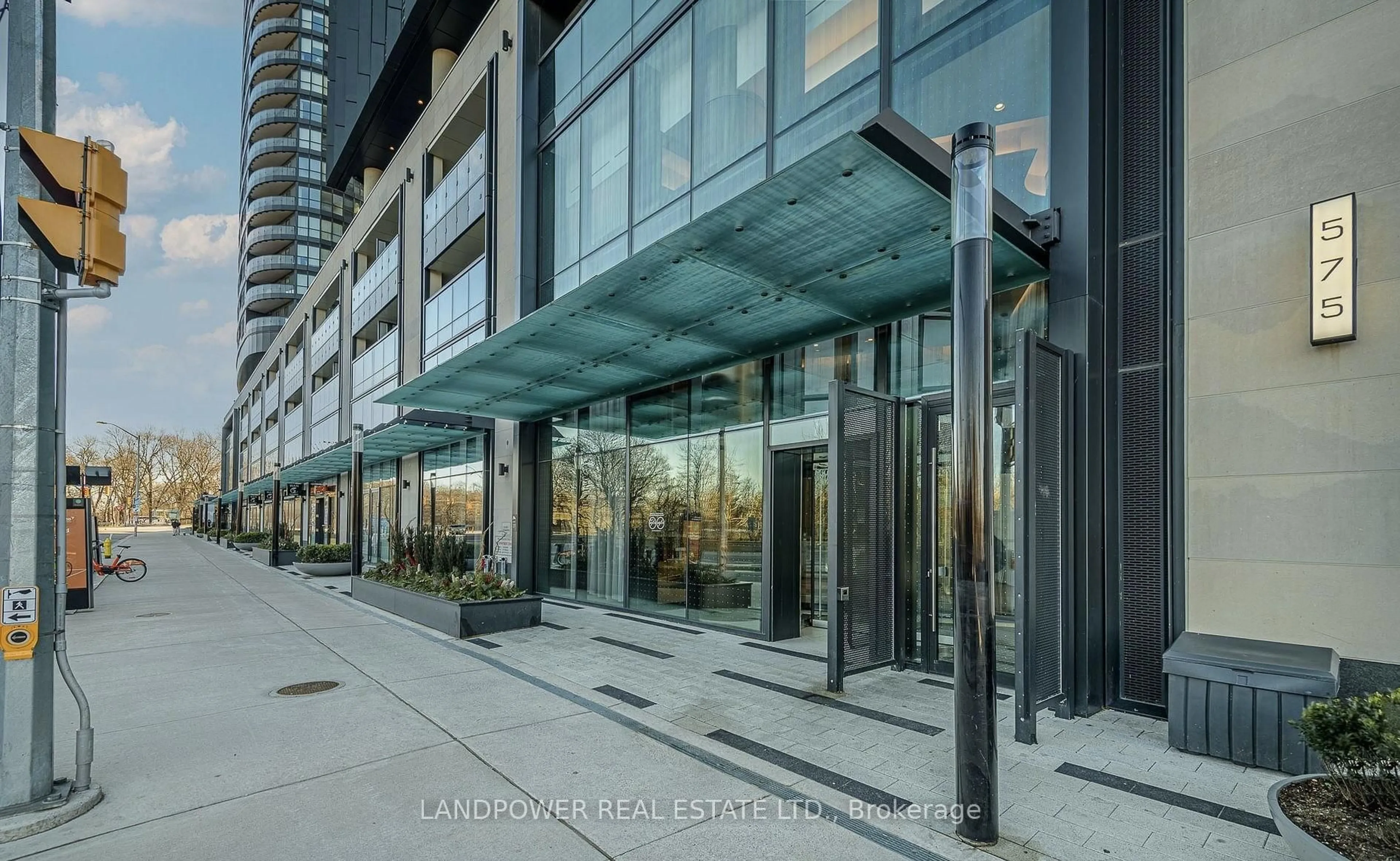Indoor foyer for 575 Bloor St #704, Toronto Ontario M4W 0B2