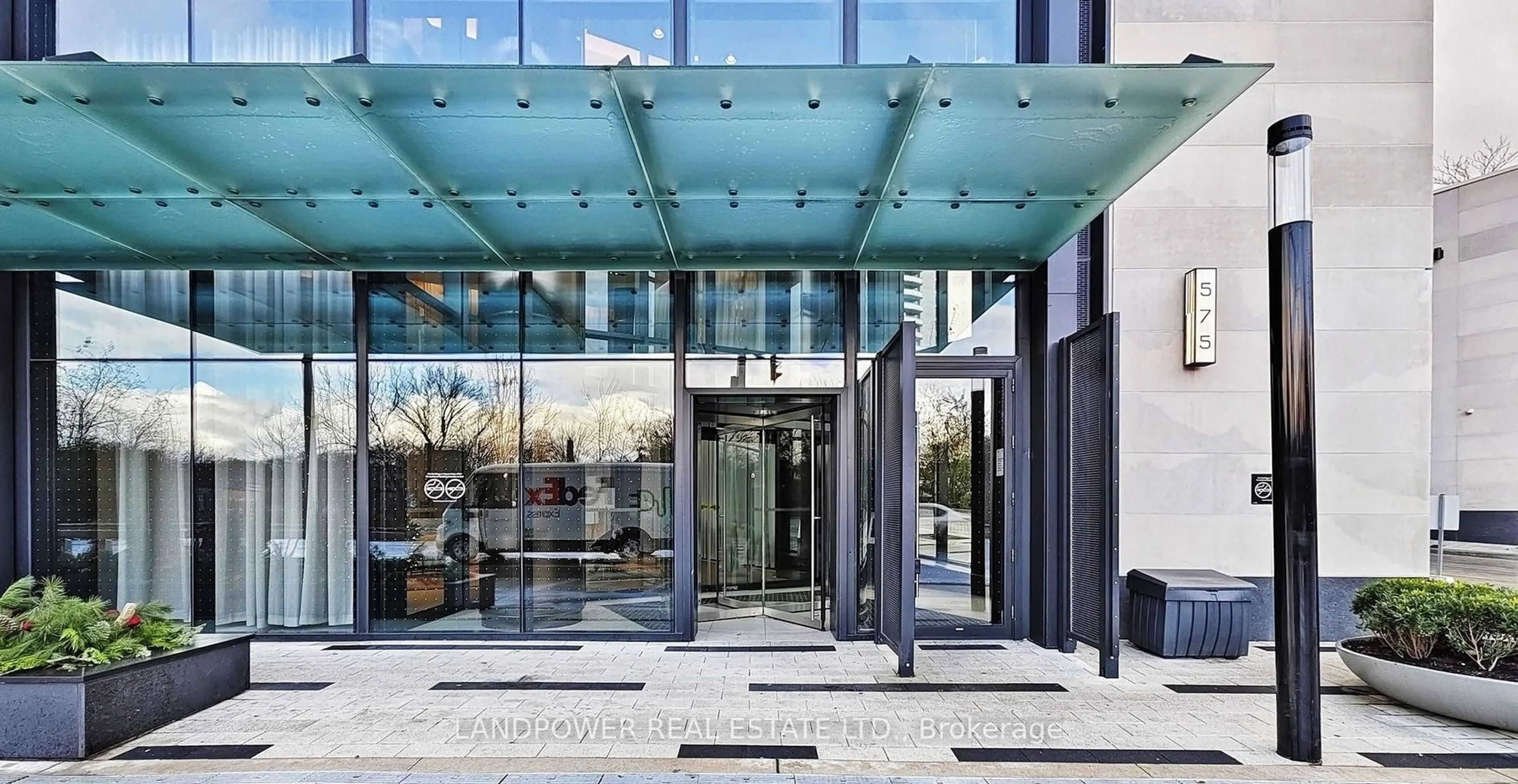 Indoor foyer for 575 Bloor St #704, Toronto Ontario M4W 0B2