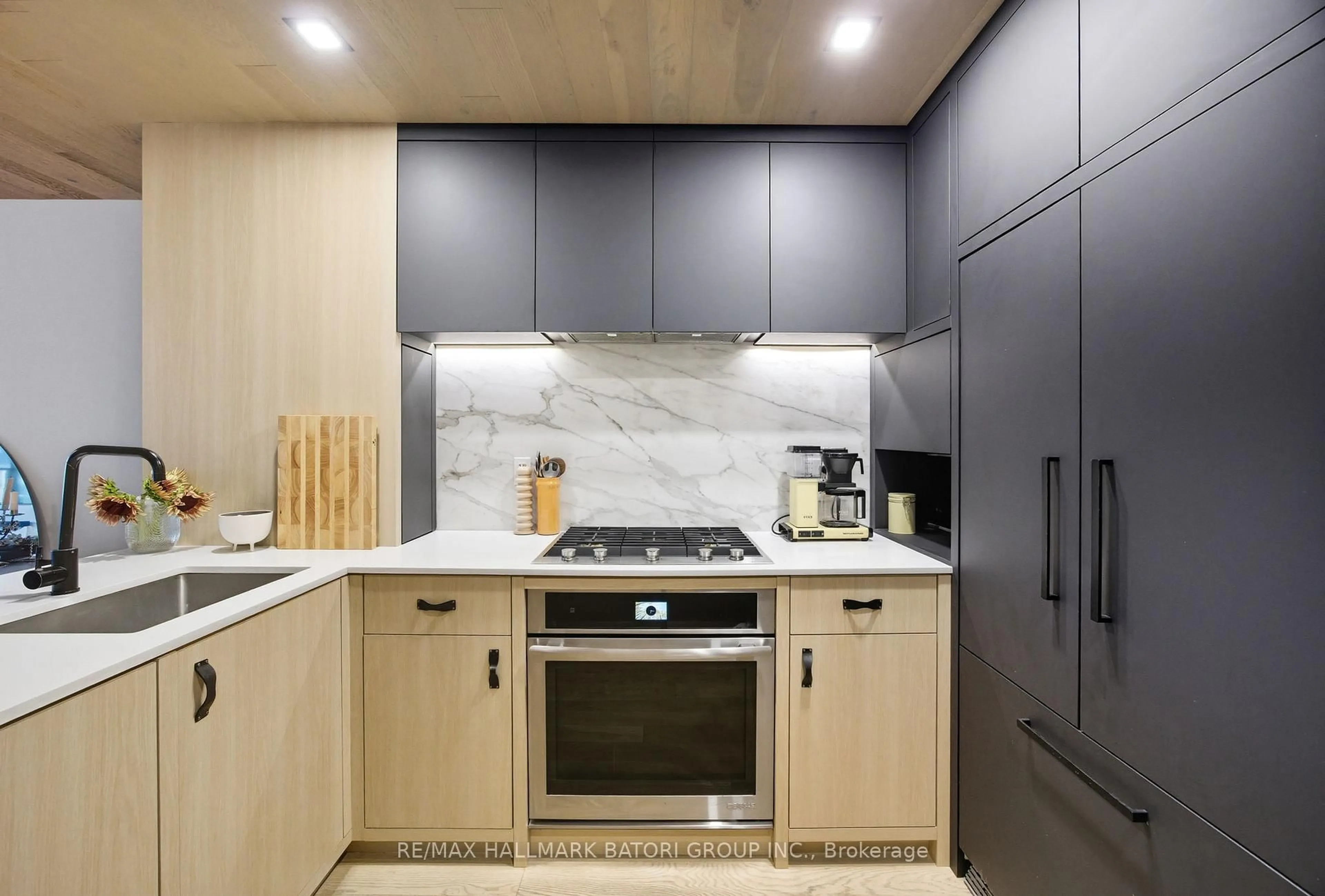 Standard kitchen, unknown for 45 Dovercourt Rd #301, Toronto Ontario M6J 3C2