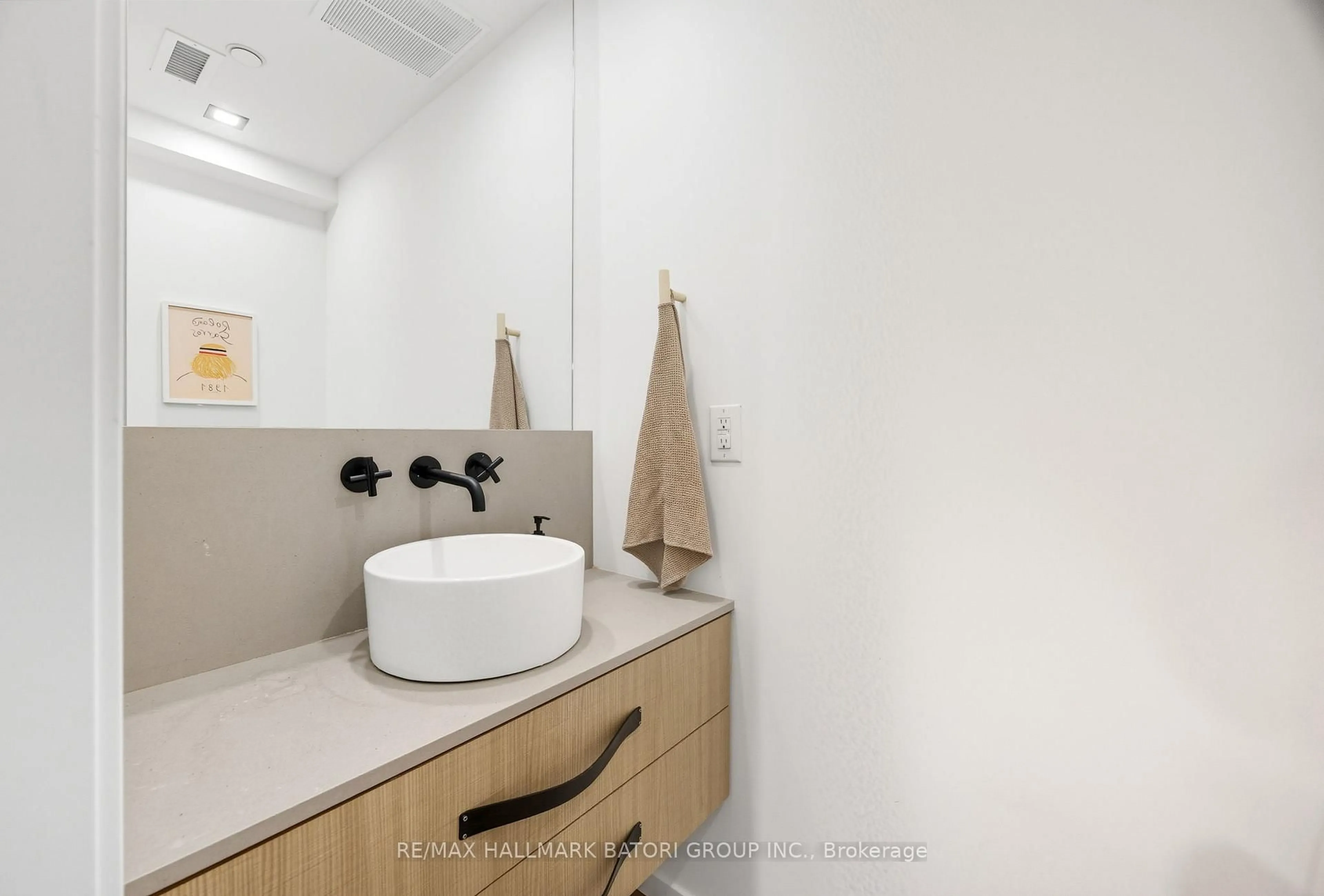 Standard bathroom, ceramic/tile floor for 45 Dovercourt Rd #301, Toronto Ontario M6J 3C2