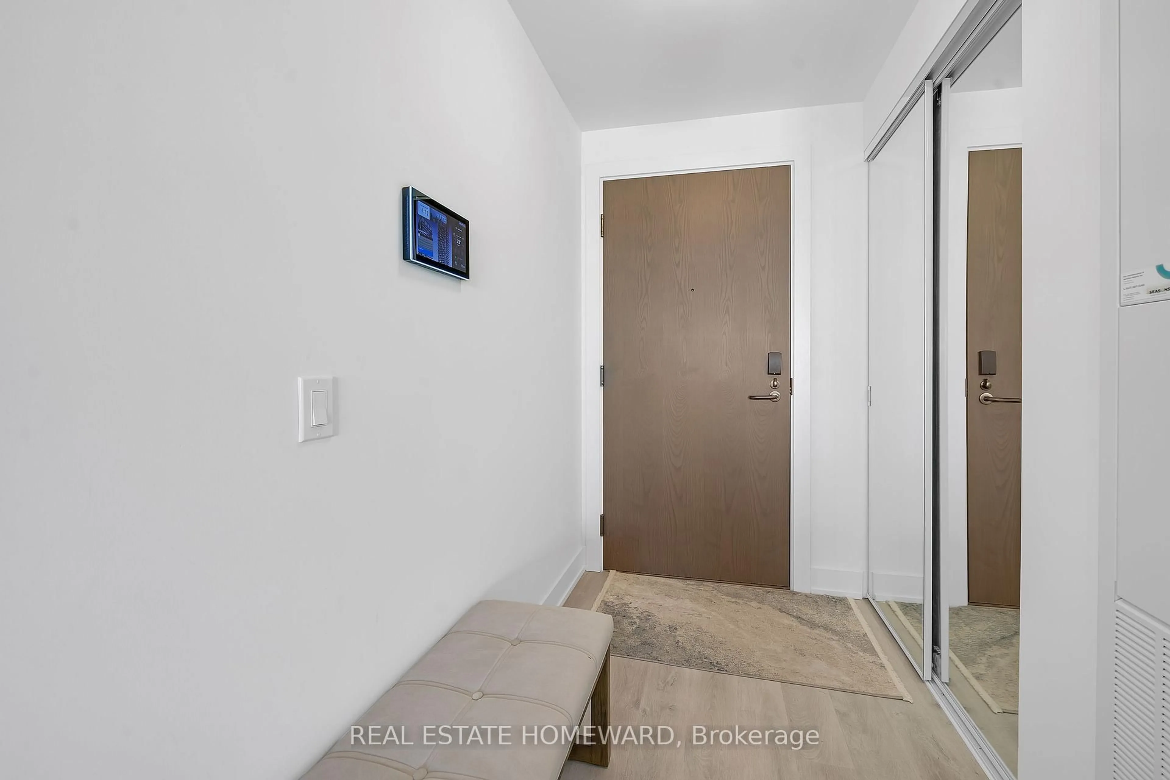 Indoor entryway for 20 Inn On The Park Dr #2039, Toronto Ontario M3C 0P8