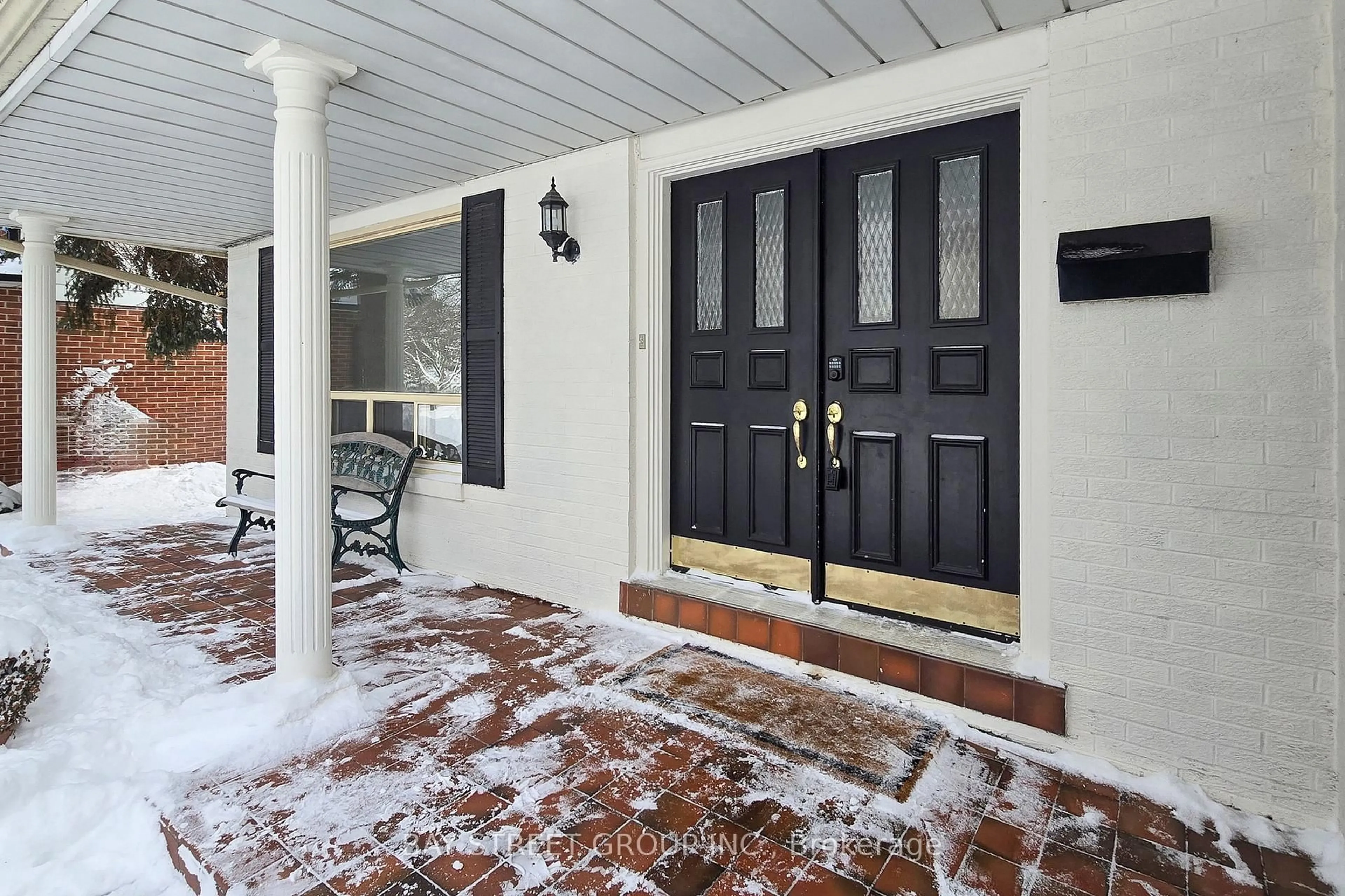 Indoor entryway for 37 Abbeywood Tr, Toronto Ontario M3B 3B4