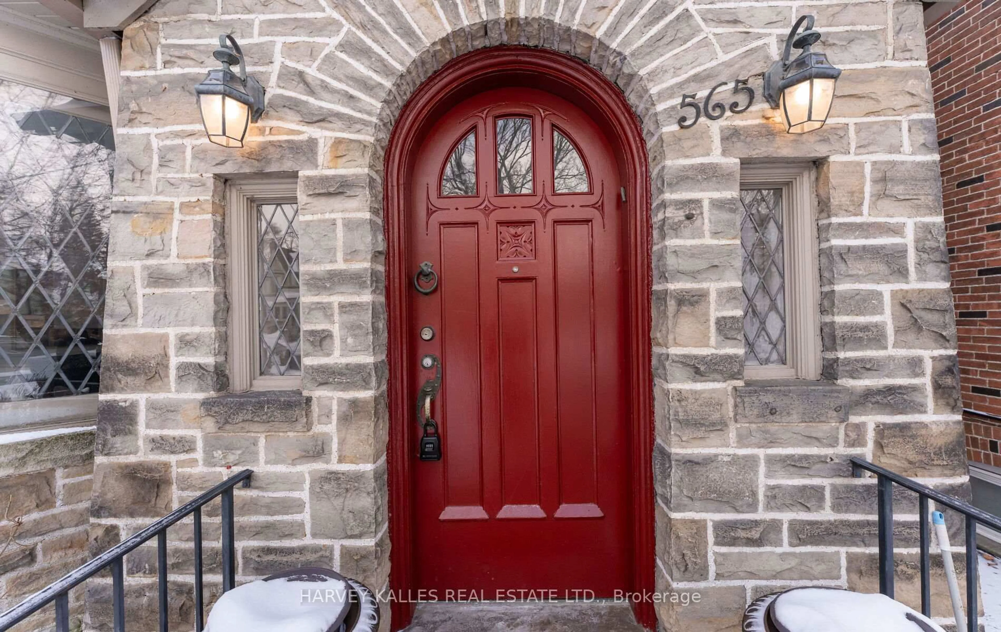 Indoor entryway for 565 Briar Hill Ave, Toronto Ontario M5N 1N1