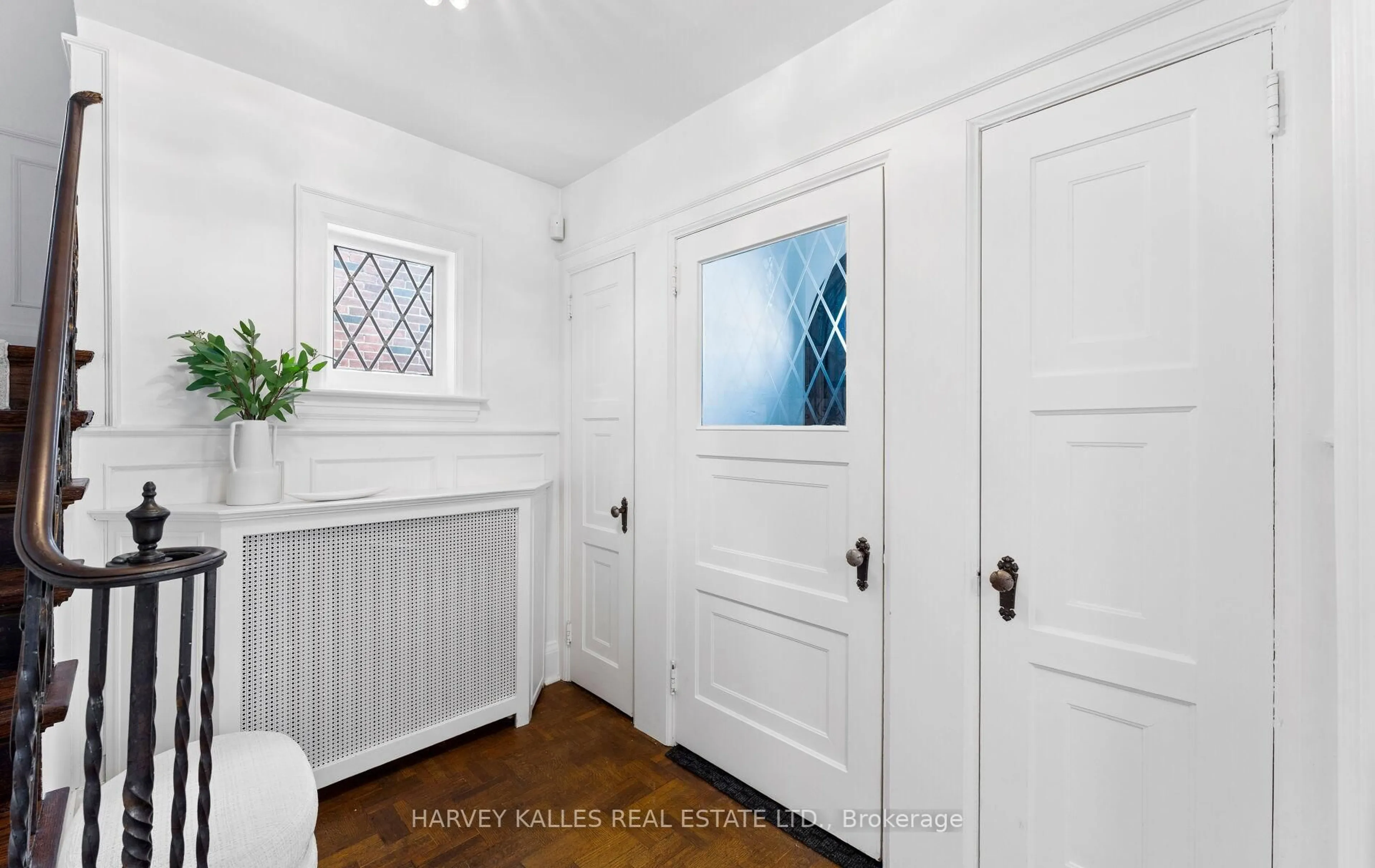 Indoor entryway for 565 Briar Hill Ave, Toronto Ontario M5N 1N1