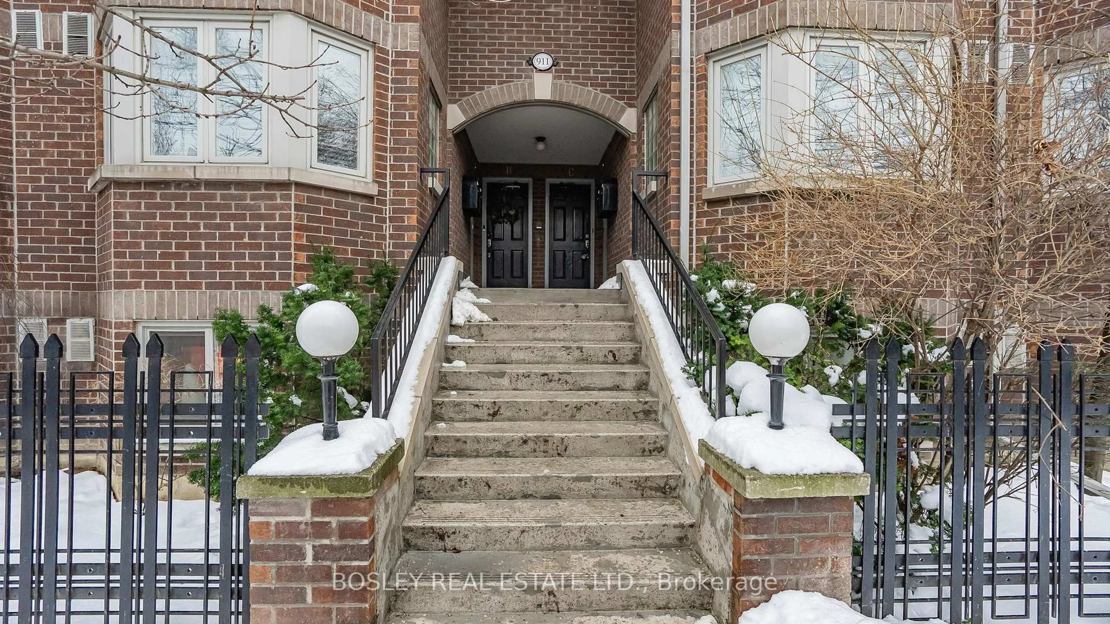 Indoor foyer for 911 Adelaide Ave #C, Toronto Ontario M6J 3T2