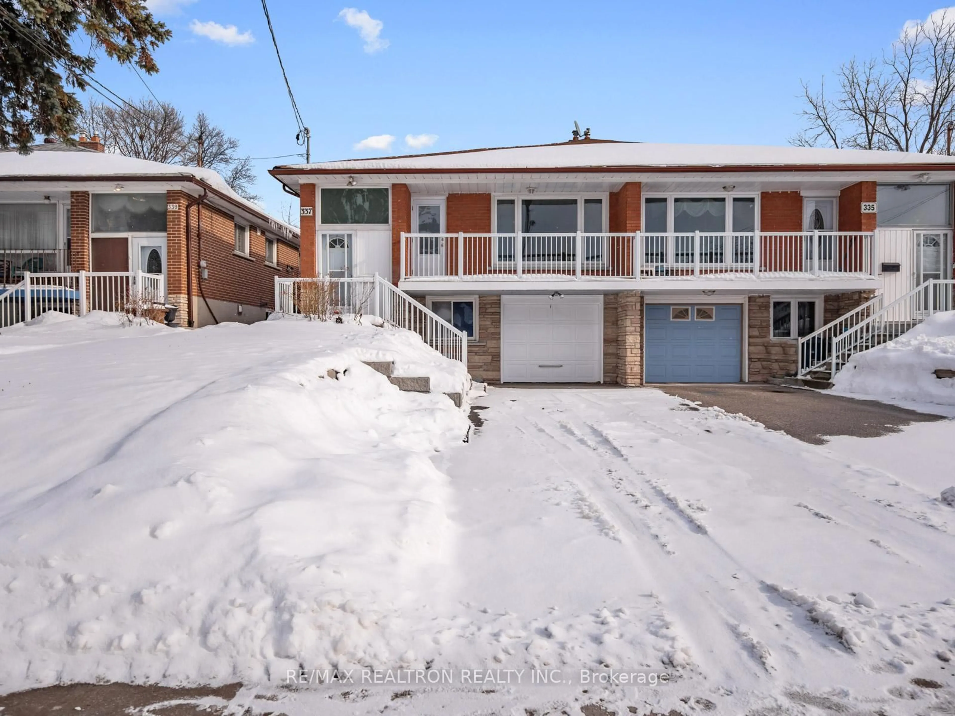 A pic from outside/outdoor area/front of a property/back of a property/a pic from drone, street for 337 Wilmington Ave, Toronto Ontario M3H 5K9