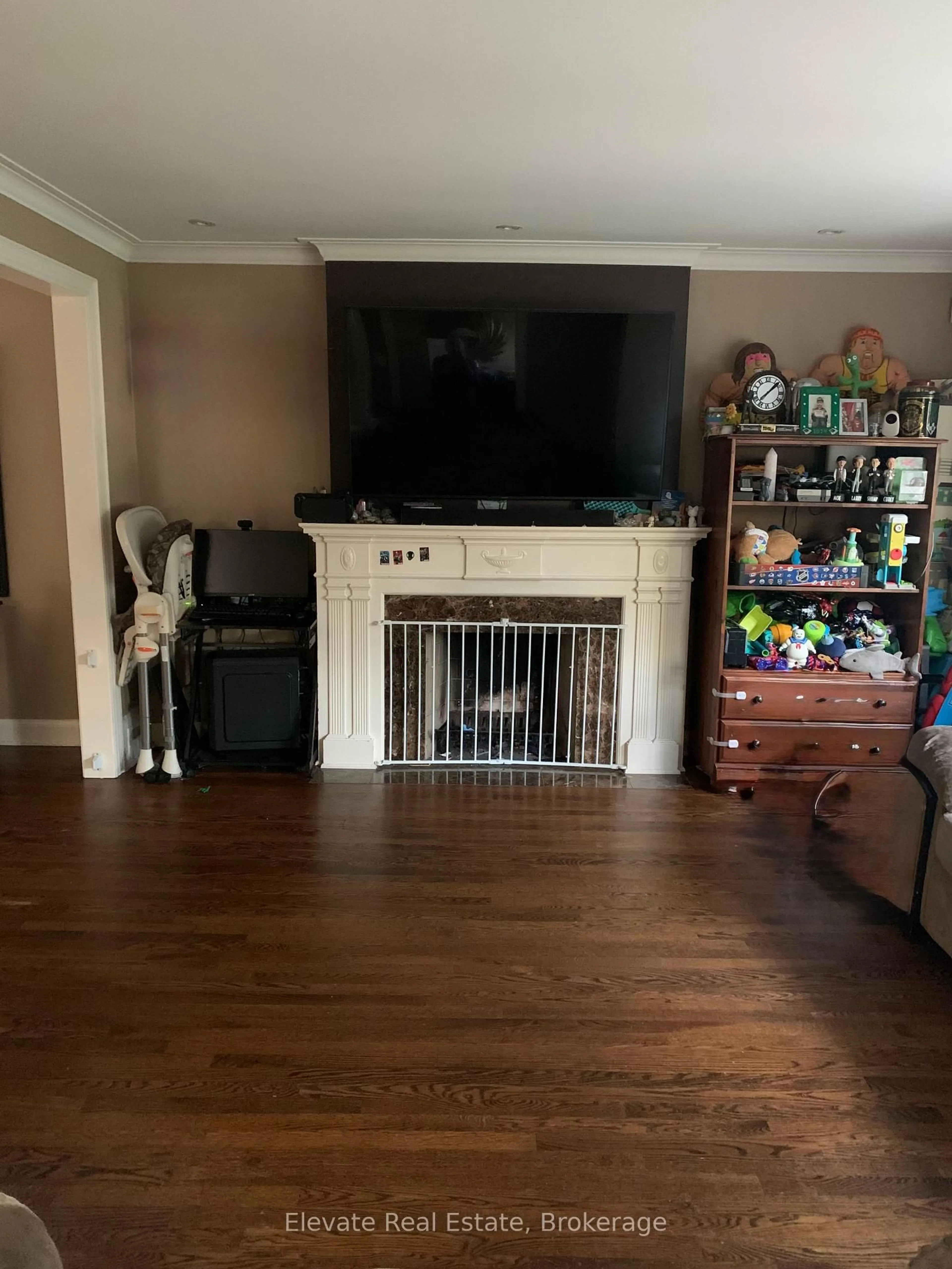 A pic of a room for 25 Burncrest Dr, Toronto Ontario M5M 2Z2