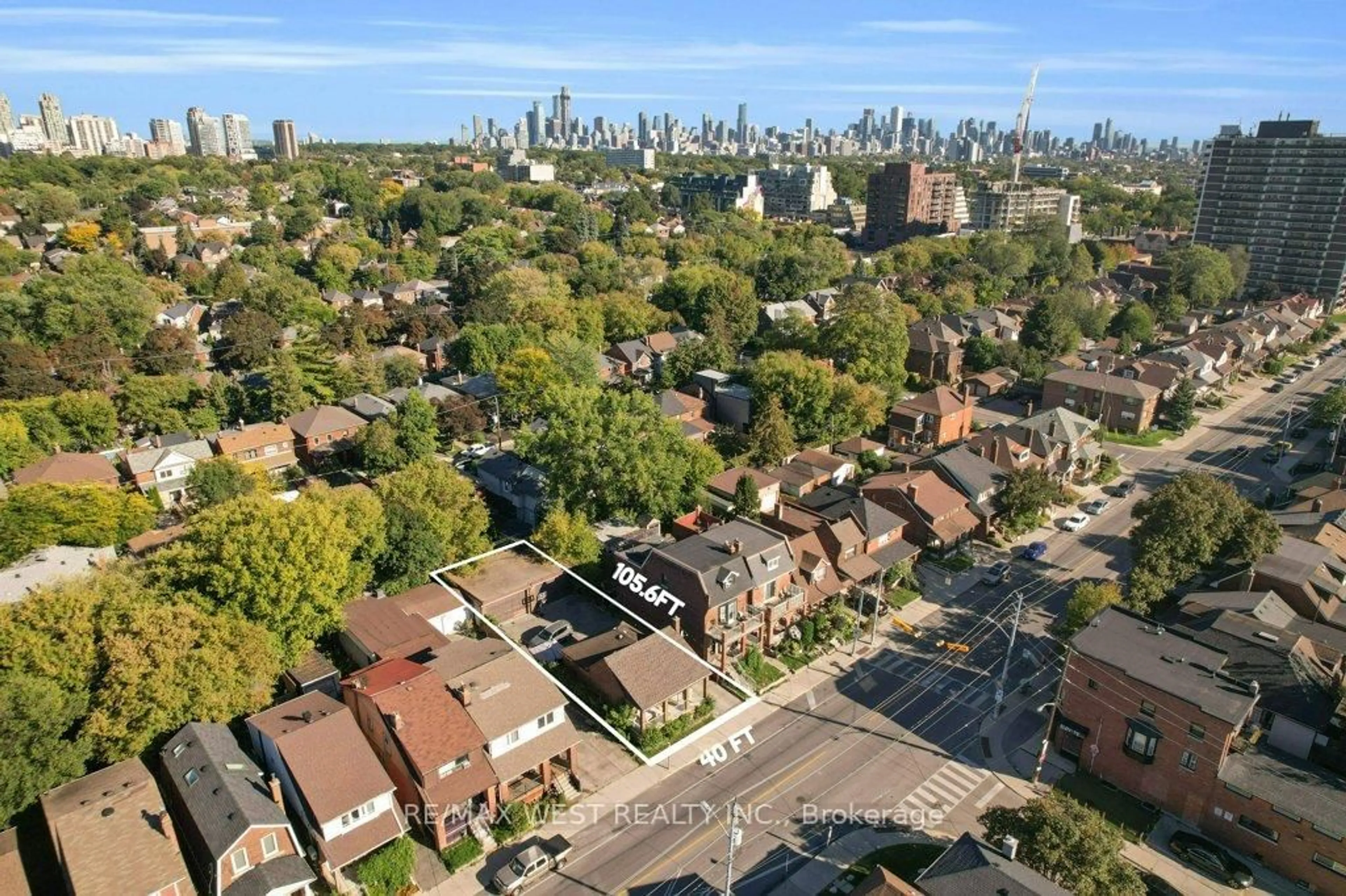 A pic from outside/outdoor area/front of a property/back of a property/a pic from drone, city buildings view from balcony for 225 Oakwood Ave, Toronto Ontario M6E 2V3