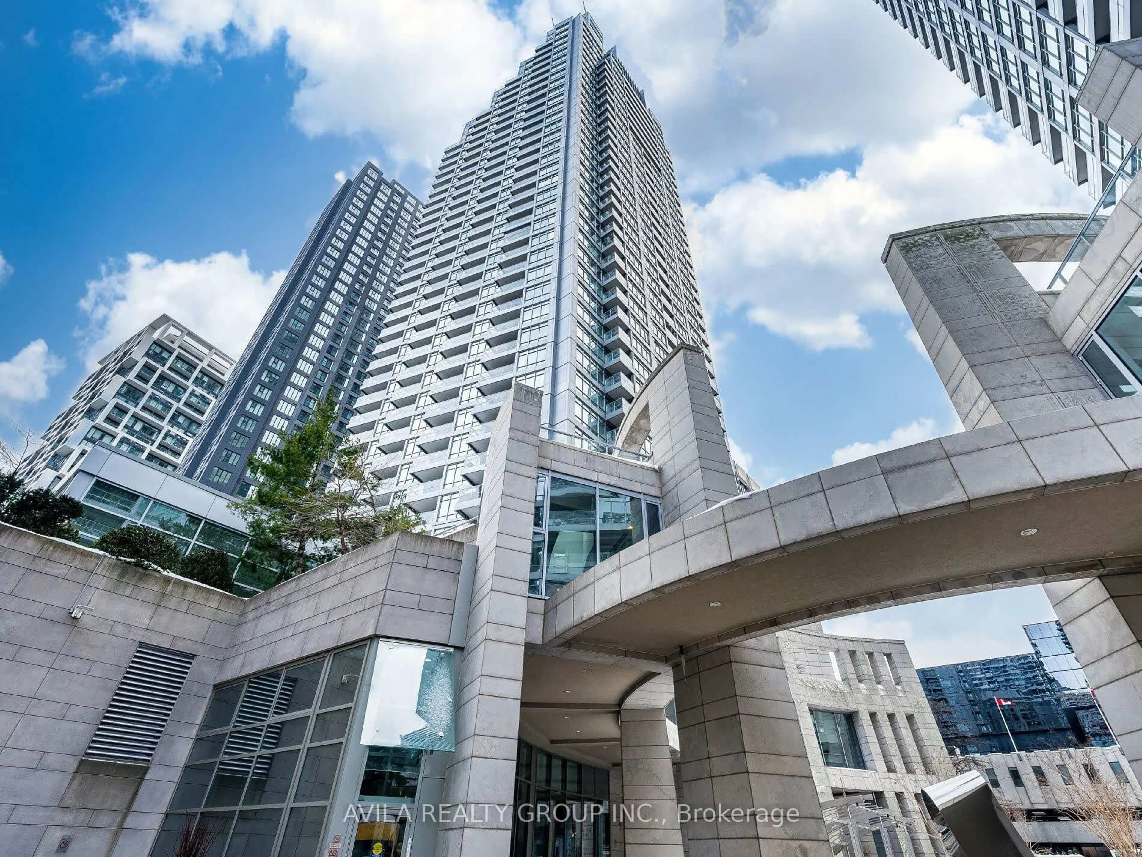 Indoor foyer for 2181 Yonge St #1504, Toronto Ontario M4S 3H7
