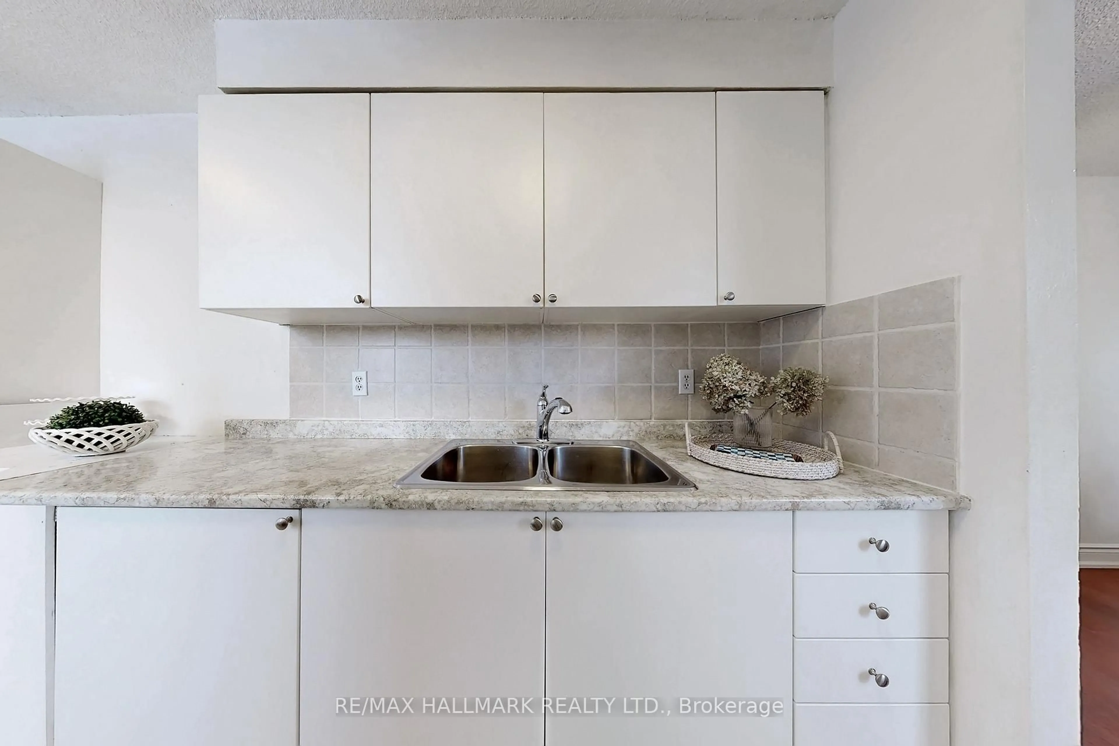Standard kitchen, ceramic/tile floor for 5 Old Sheppard Ave #603, Toronto Ontario M2J 4K3