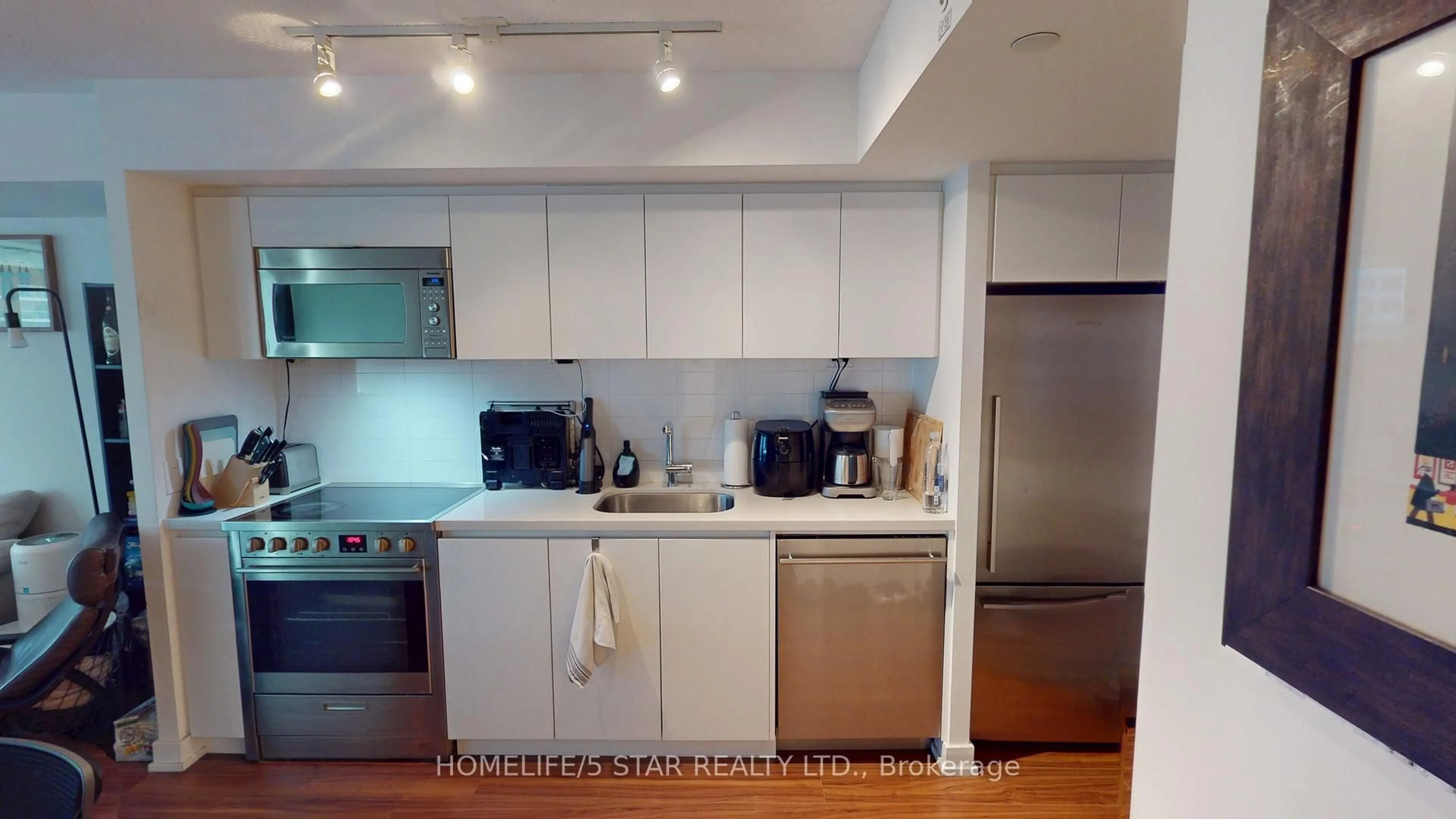 Standard kitchen, wood/laminate floor for 75 QUEENS WHARF Rd #911, Toronto Ontario M5V 0J8