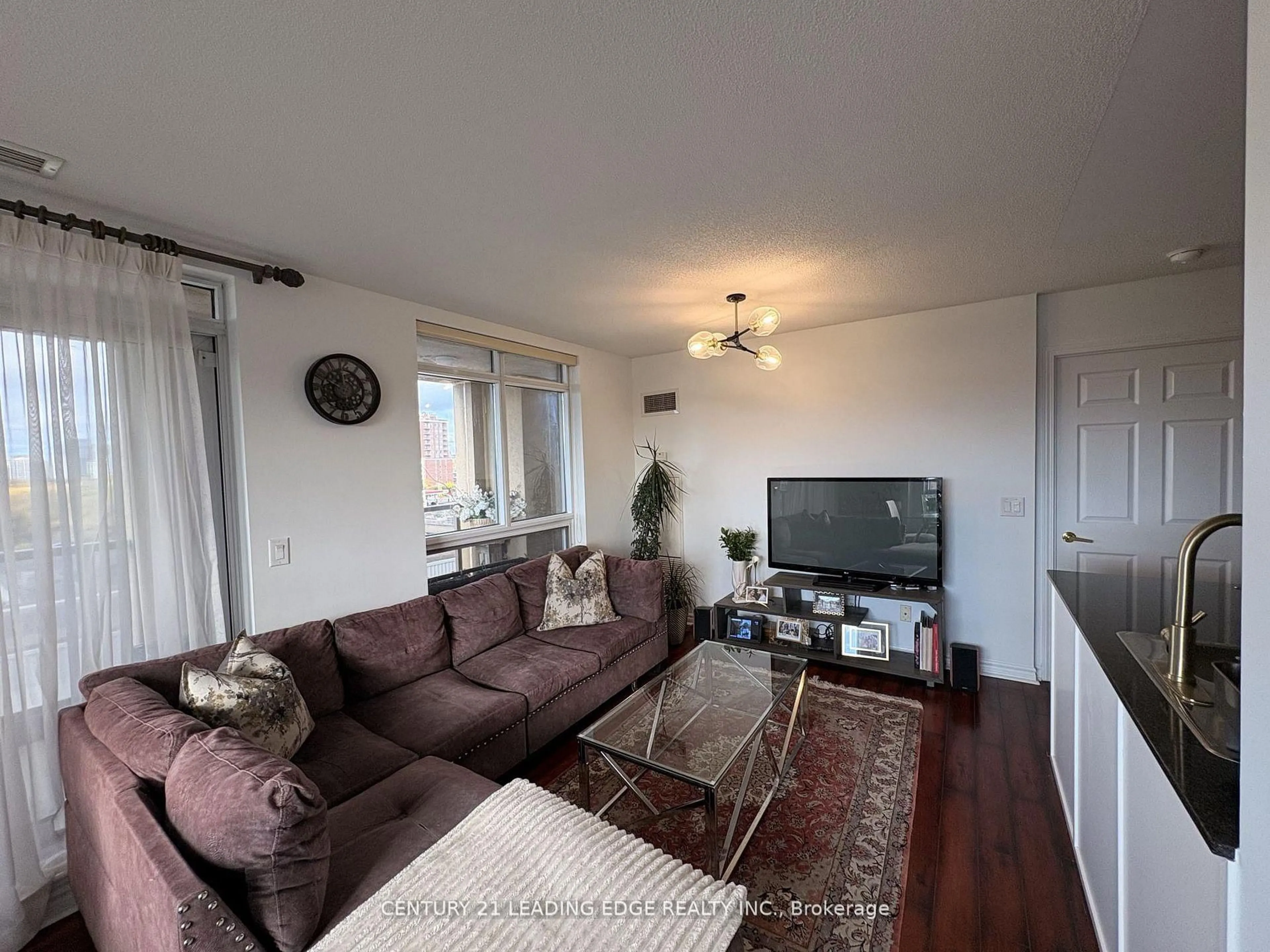 Living room with furniture, wood/laminate floor for 18 Kenaston Gdns #712, Toronto Ontario M2K 3C7