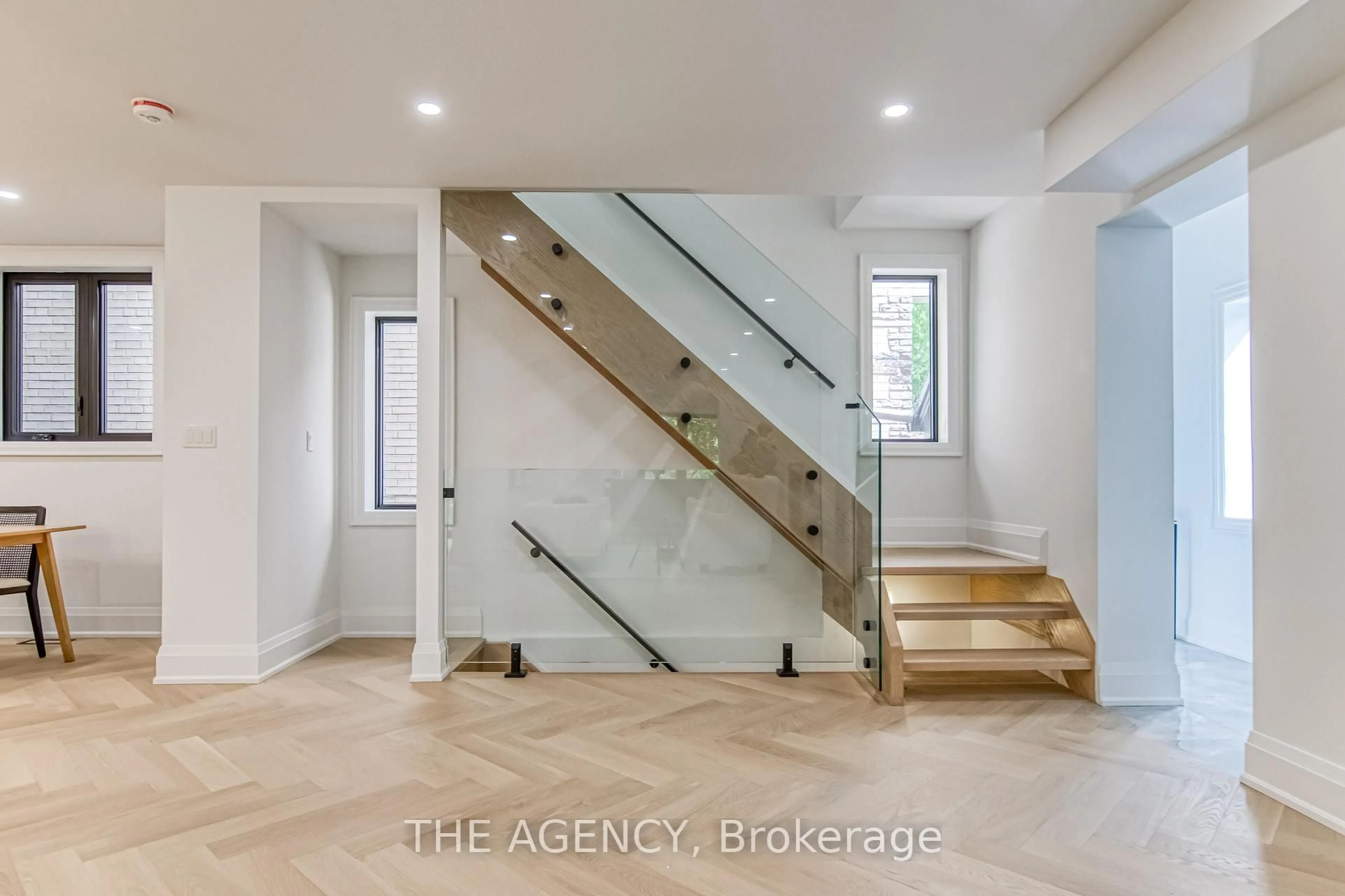 Indoor entryway for 16 Duncannon Dr, Toronto Ontario M5P 2M1