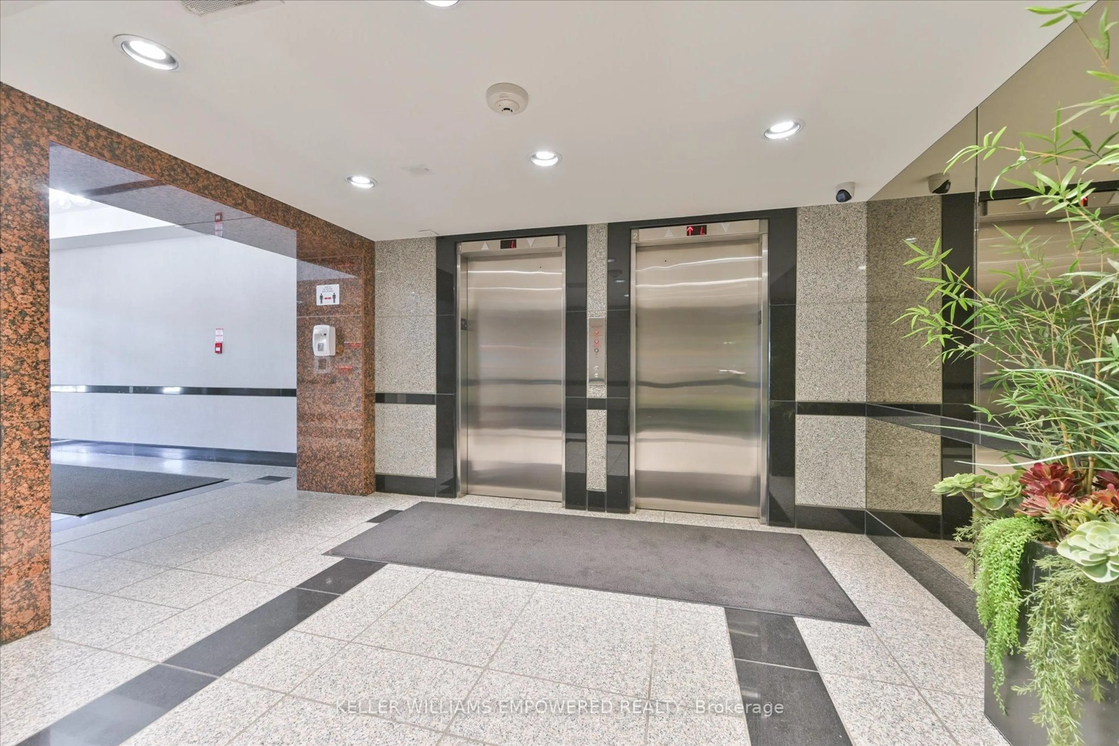 Indoor foyer for 914 Yonge St #1612, Toronto Ontario M4W 3C8