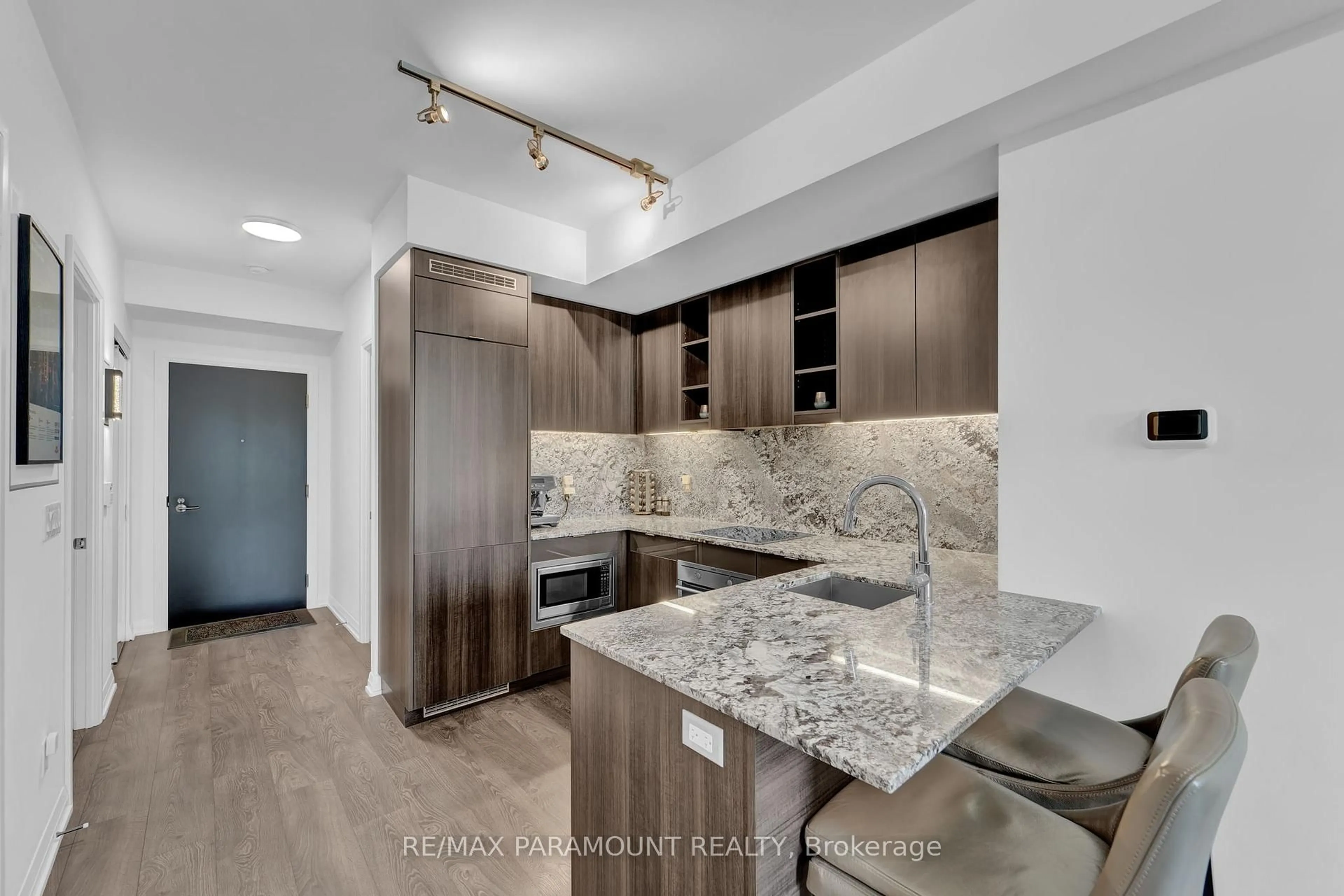 Open concept kitchen, ceramic/tile floor for 101 Erskine Ave #418, Toronto Ontario M4P 0C5